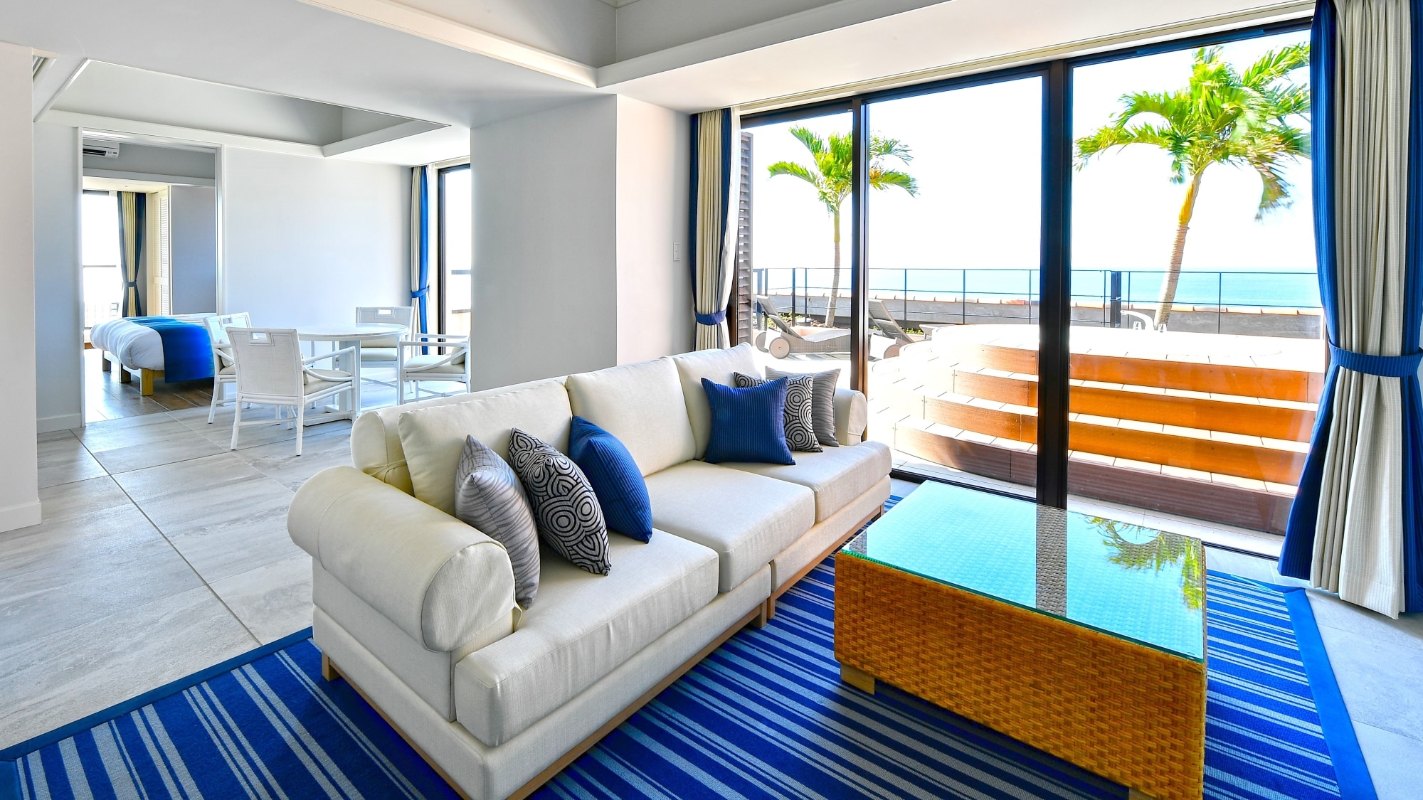 [Bayside/Deluxe Suite 2 Bedroom] Living room where you can enjoy the ocean view