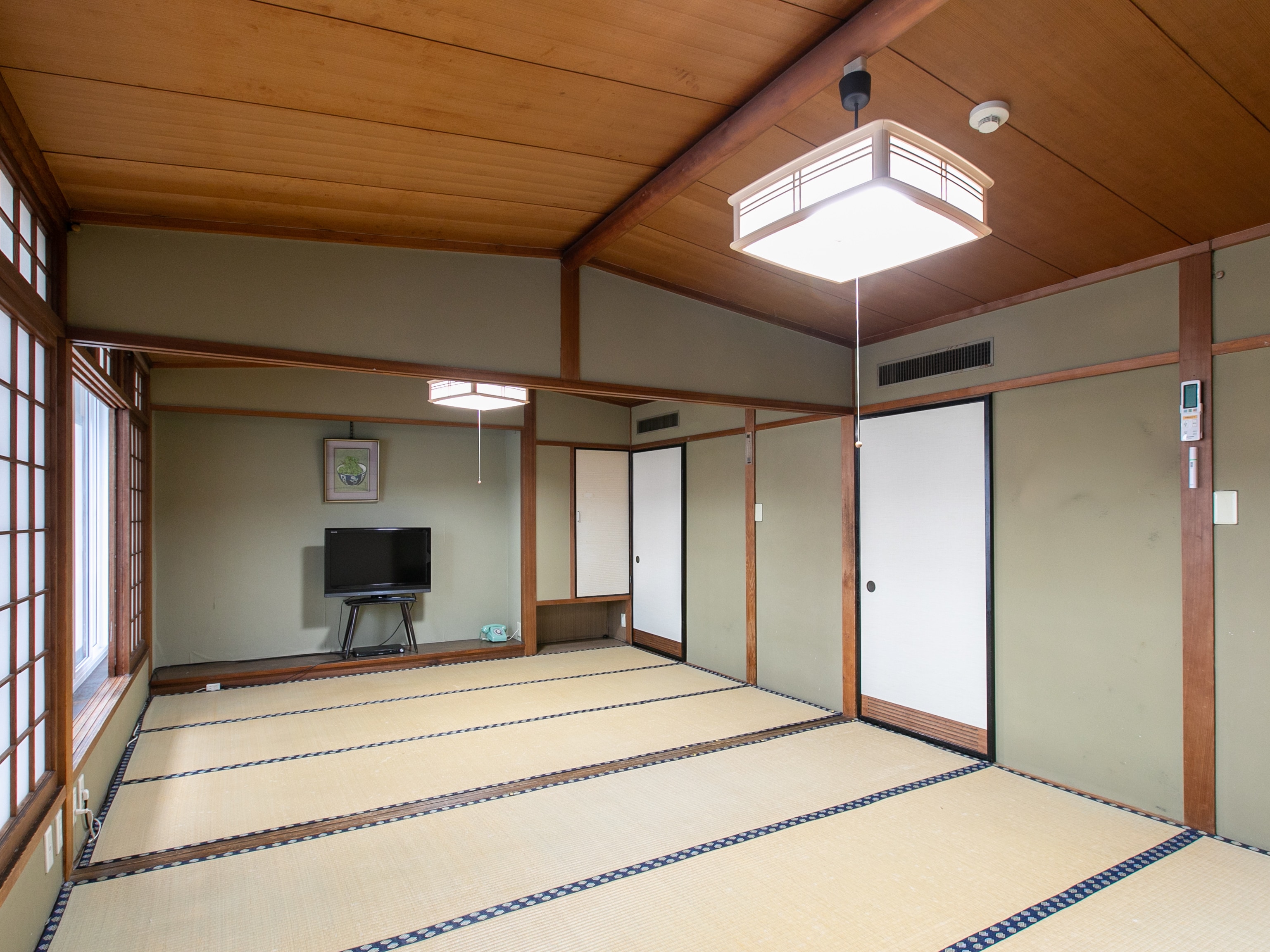 Japanese-style room for eight people (no bath or toilet)
