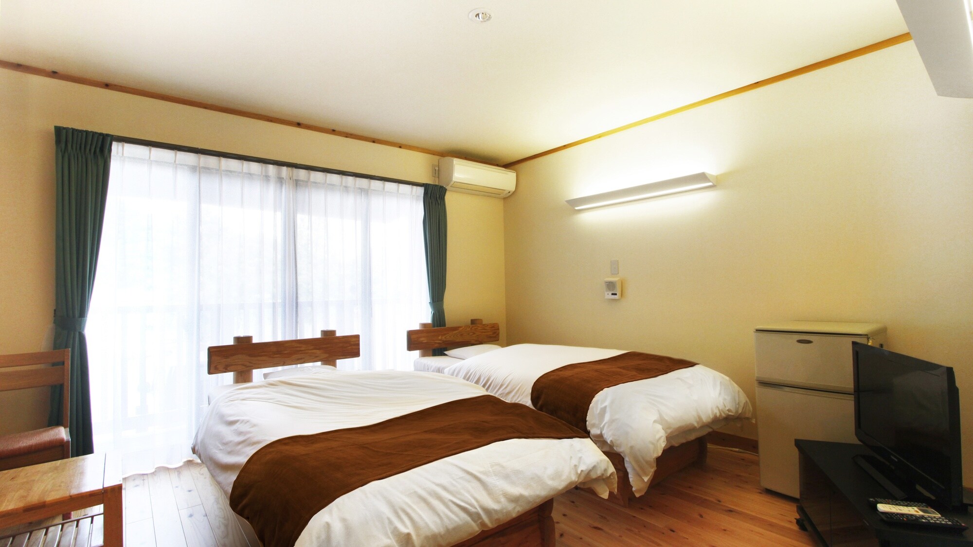 • [Hyakunen Sugikan / Phòng đôi kiểu phương Tây E] Dành cho một người ở. Được trang bị hai giường, bàn làm việc và tủ lạnh.