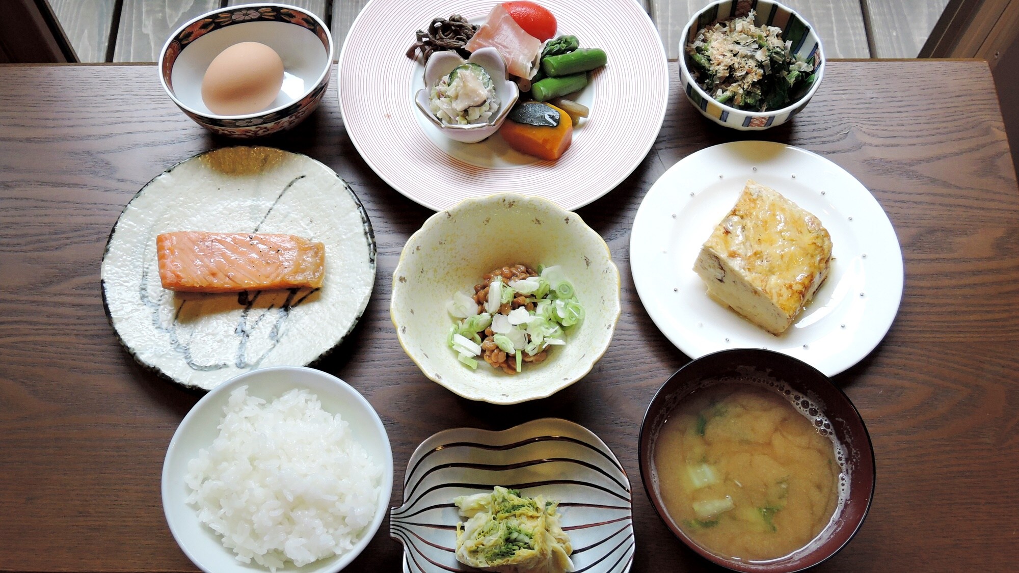 * 아침 식사 / 소박한 일본식 아침 식사. 밝은 빛이 쏟아지는 편안한 공간에서 드세요.
