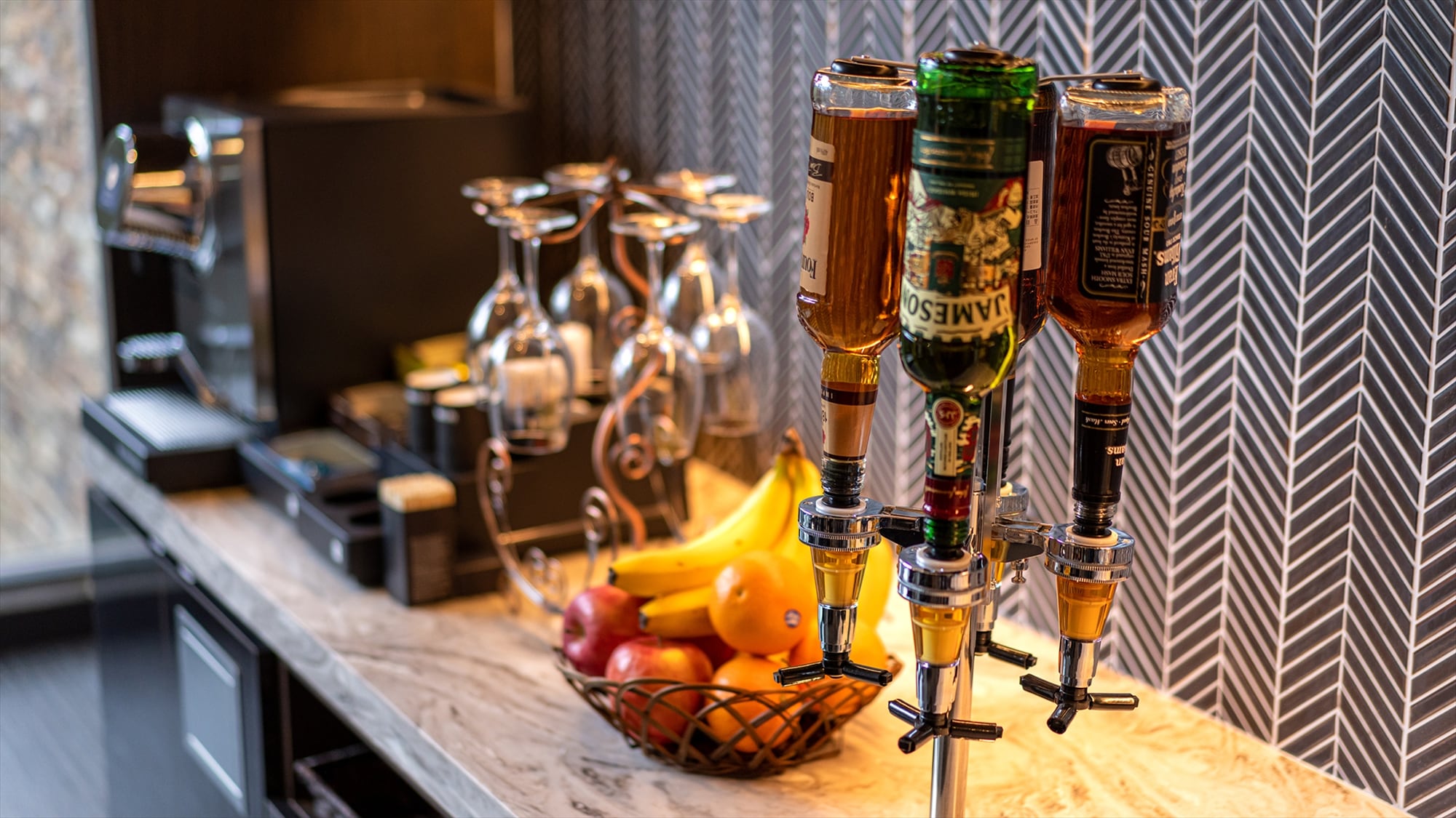 Free flow is available at lounge time. You can enjoy coffee, beer, wine, etc.