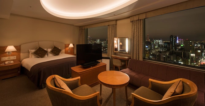 [Deluxe double room (42㎡)] Enjoy the night view of Sapporo from the large windows on the royal floor (22nd to 27th floors).