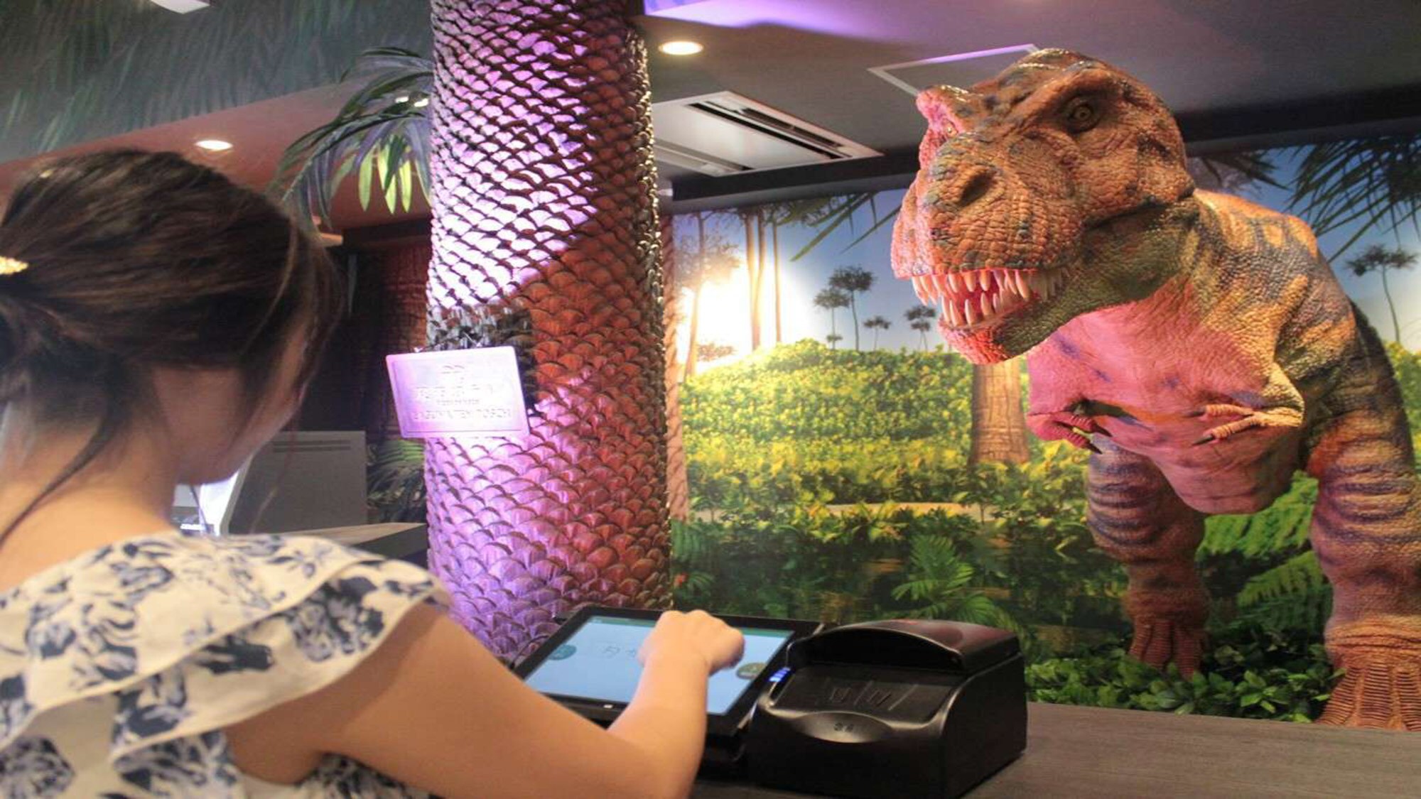 前台：恐龍機器人辦理入住