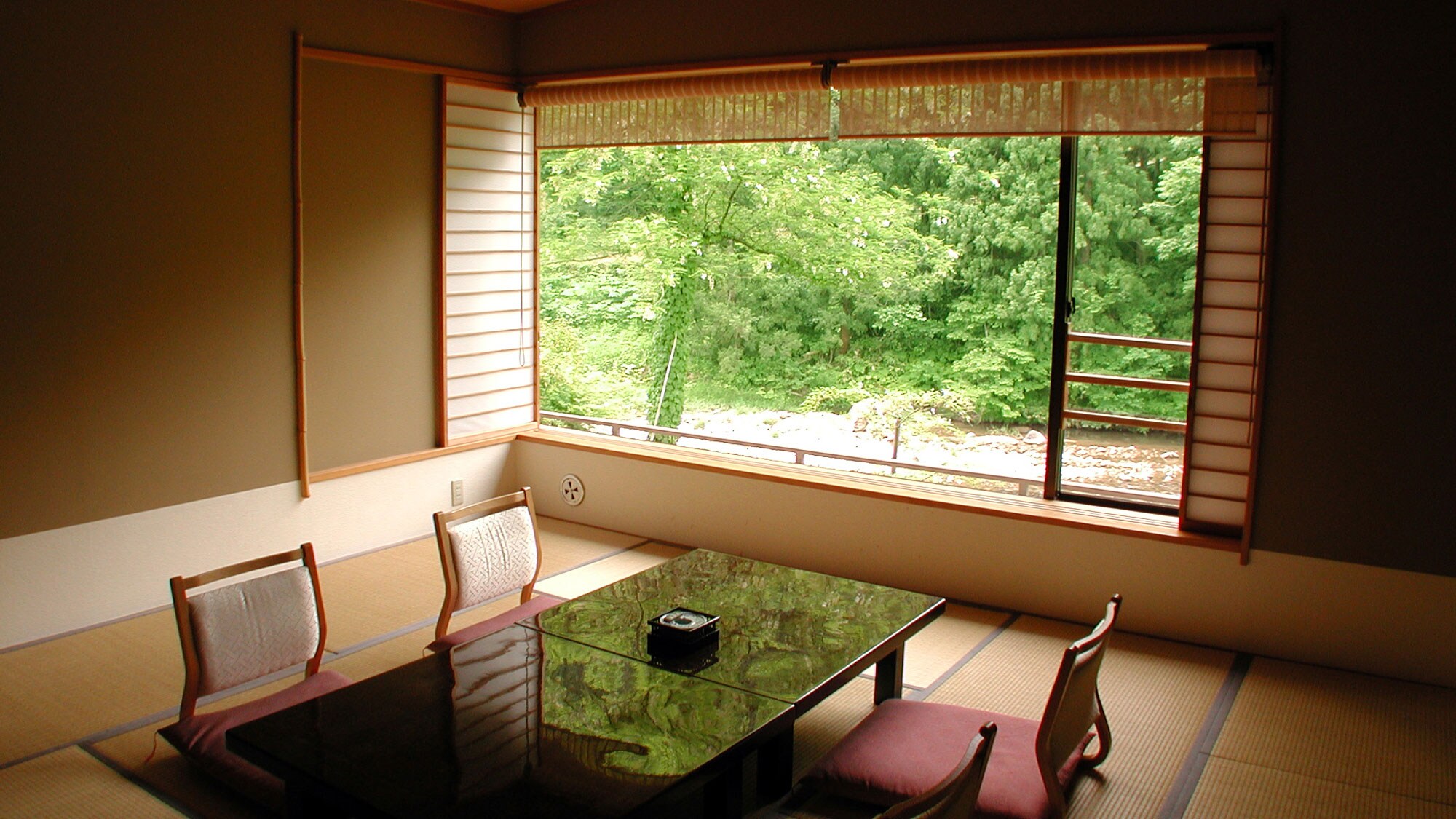 [Mountain stream building (example of room)] We are proud of the beauty of the valley and the landscape paintings of the four seasons.