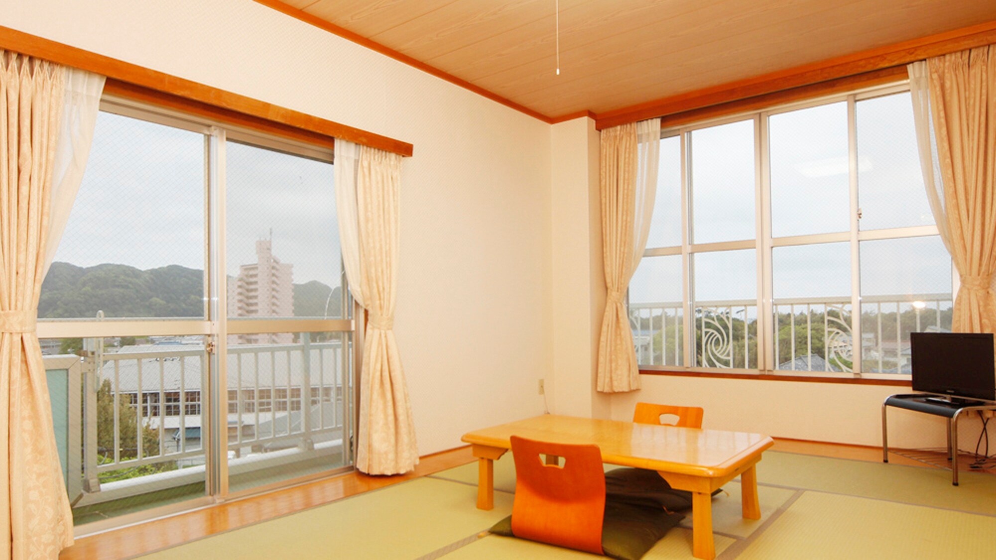 *Japanese-style room with bath in the annex: This room has a bath. Recommended for long-term stays.