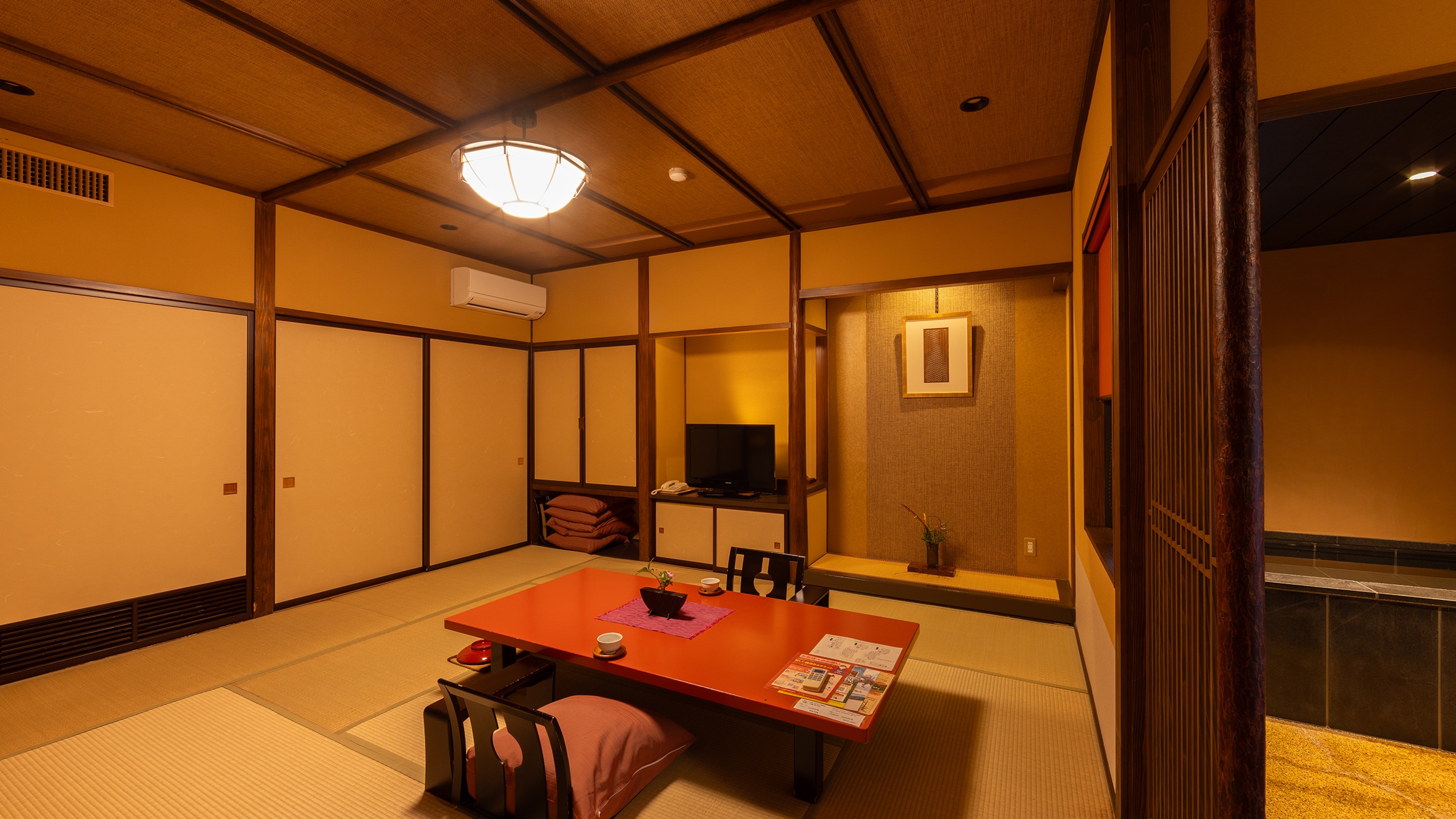 <Directly flowing from the source> Guest room with a semi-open-air bath with a view [Akane-iro] 16.5 tatami mats