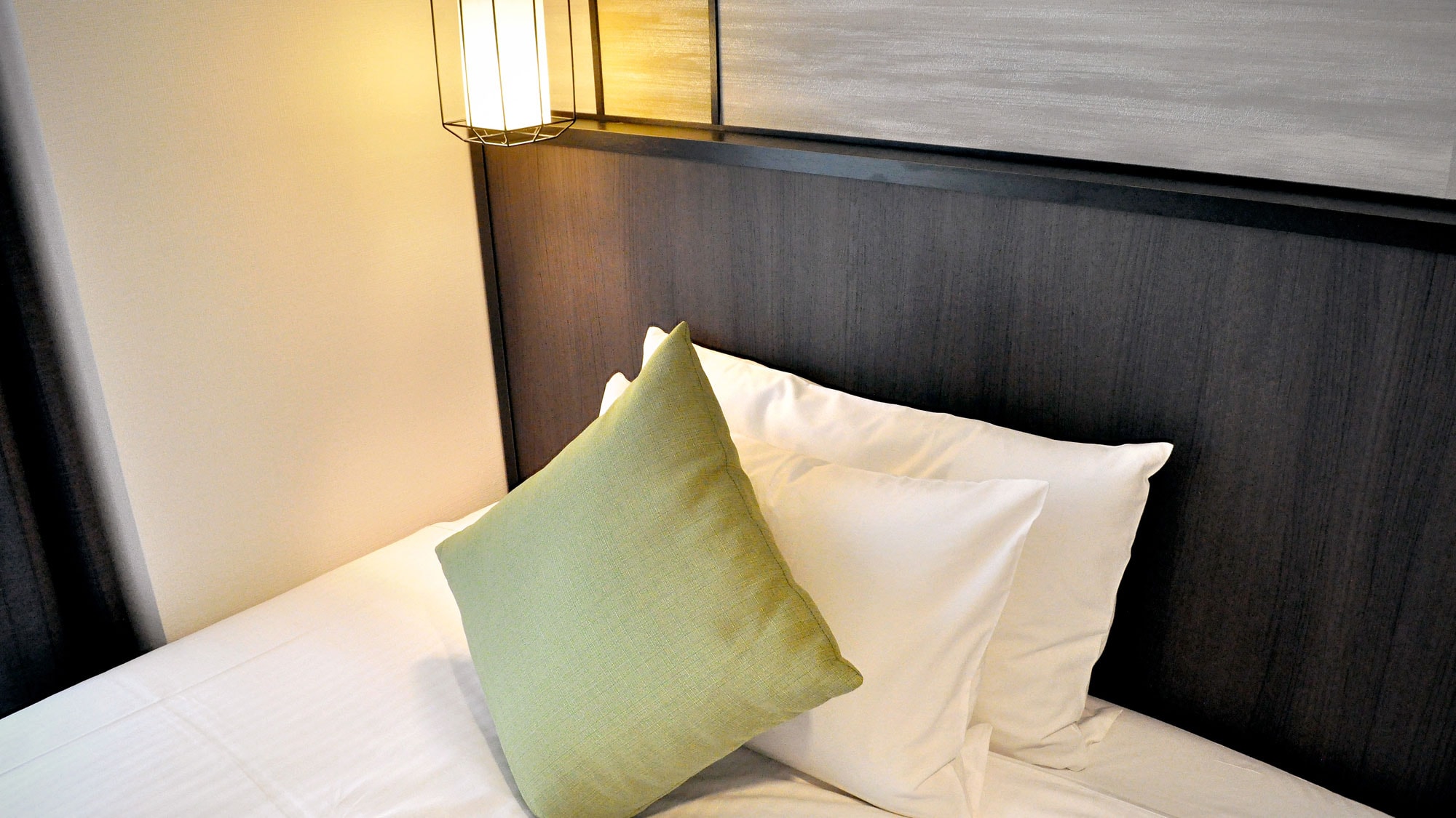 [J floor] The slightly lit light invites a comfortable sleep.