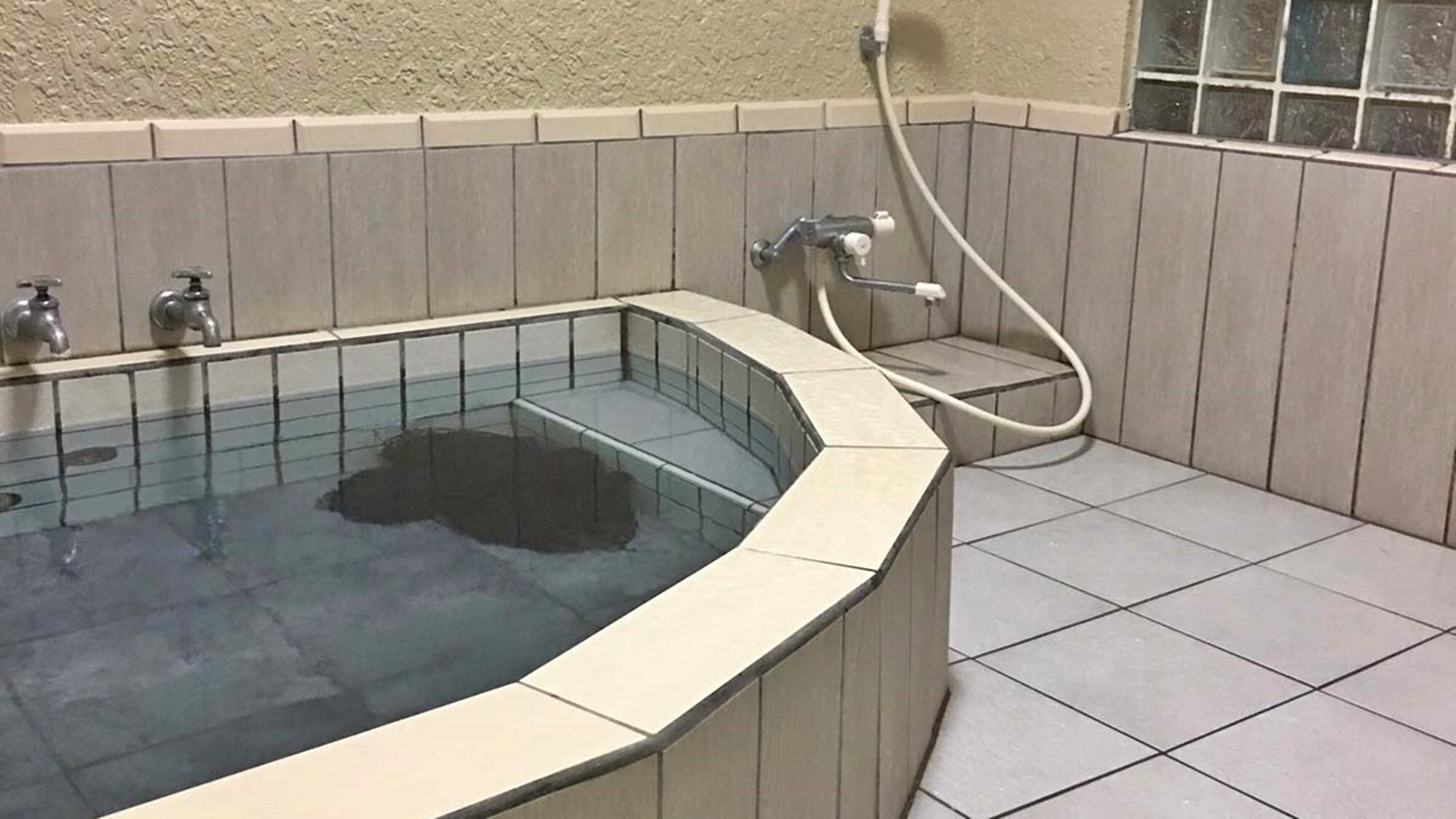 *[Private bath] You can bathe between 15:00 and 23:00/6:00 and 9:00.