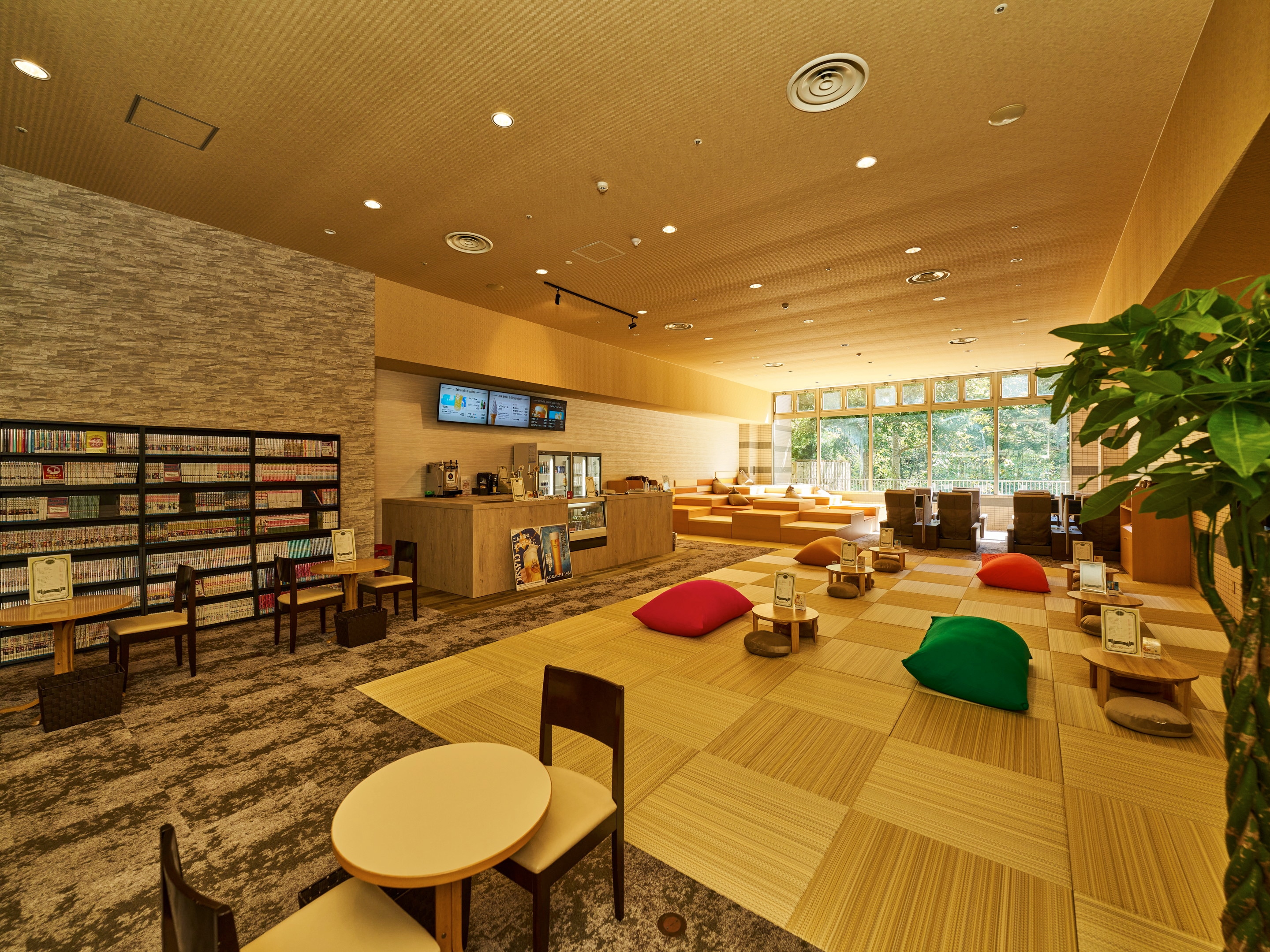 [Bade Zone in the Main Building] Check out the recliners with TVs and the bar stocking popular drinks!