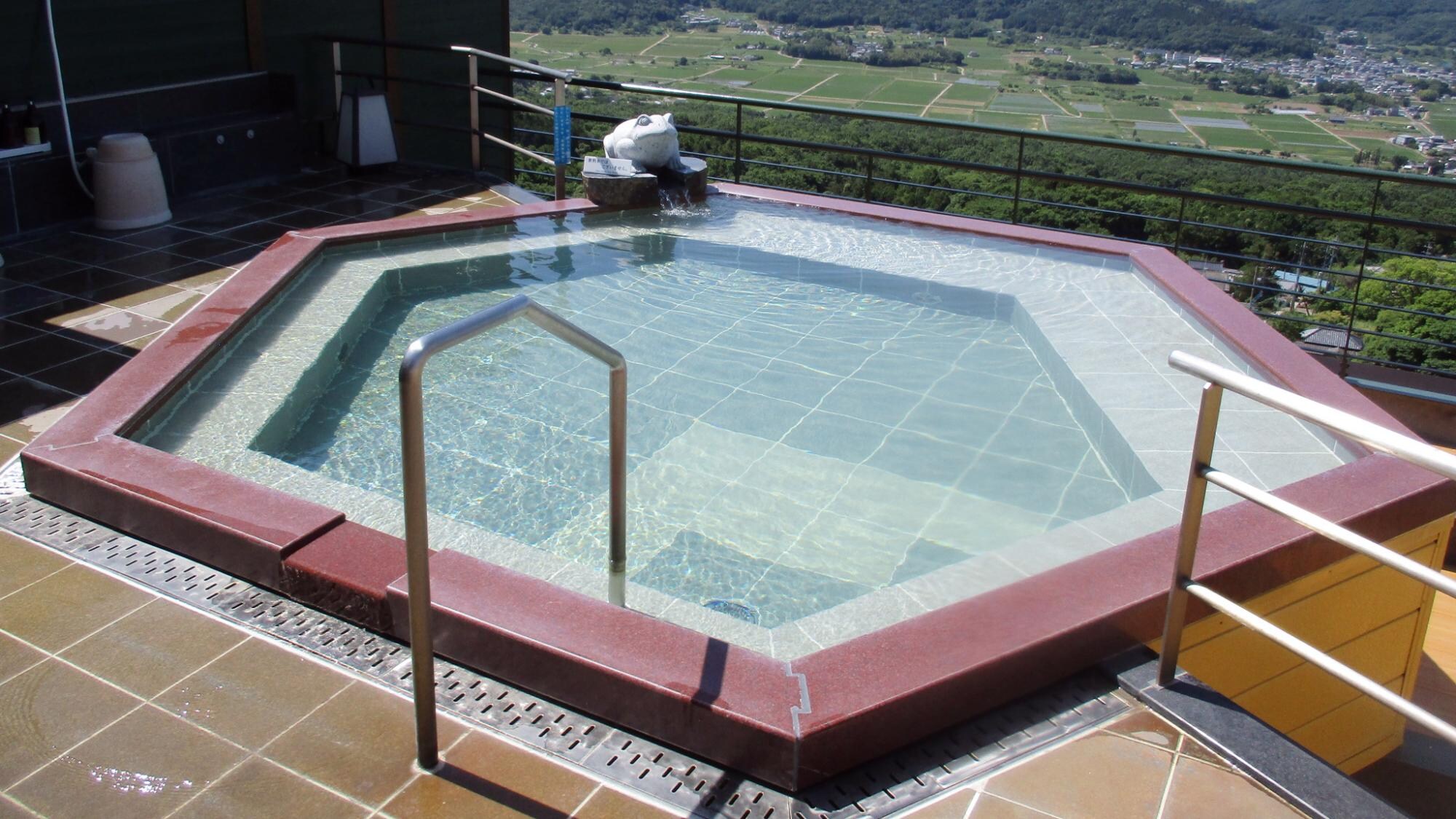 [Top floor panoramic open-air bath]