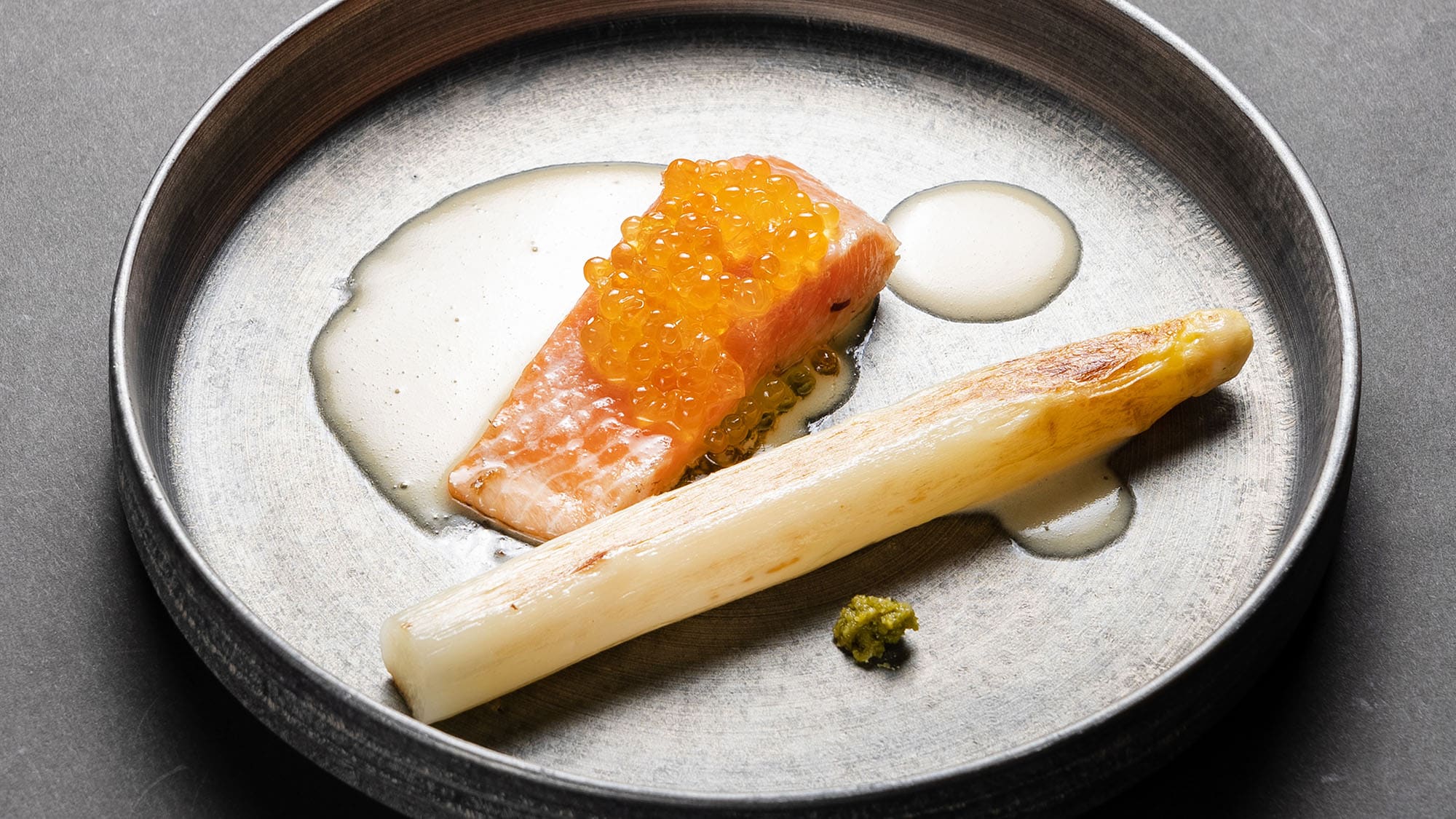・[Dinner] A dish made with Nishimera salmon farmed in the forest. It has a refined and mild taste.