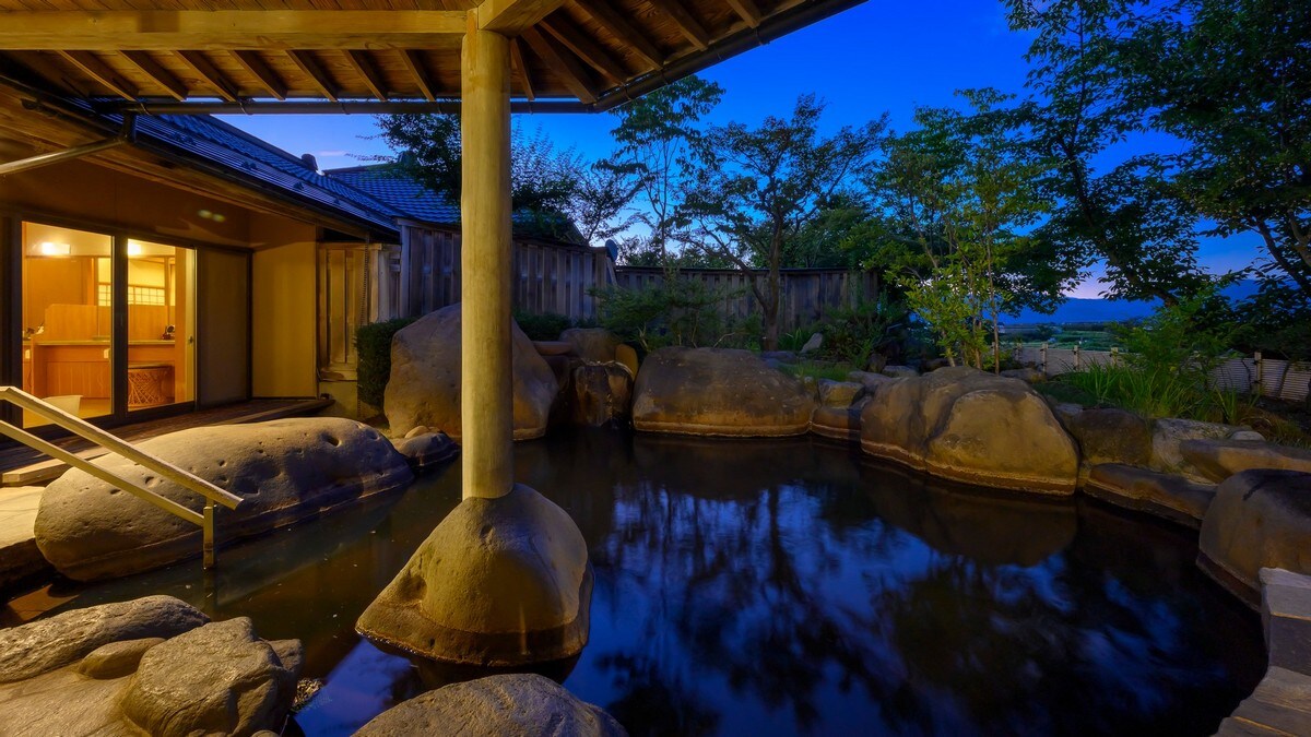 Large public bath <Open-air bath> Enjoy a relaxing time in the open-air bath while gazing at the majestic mountains