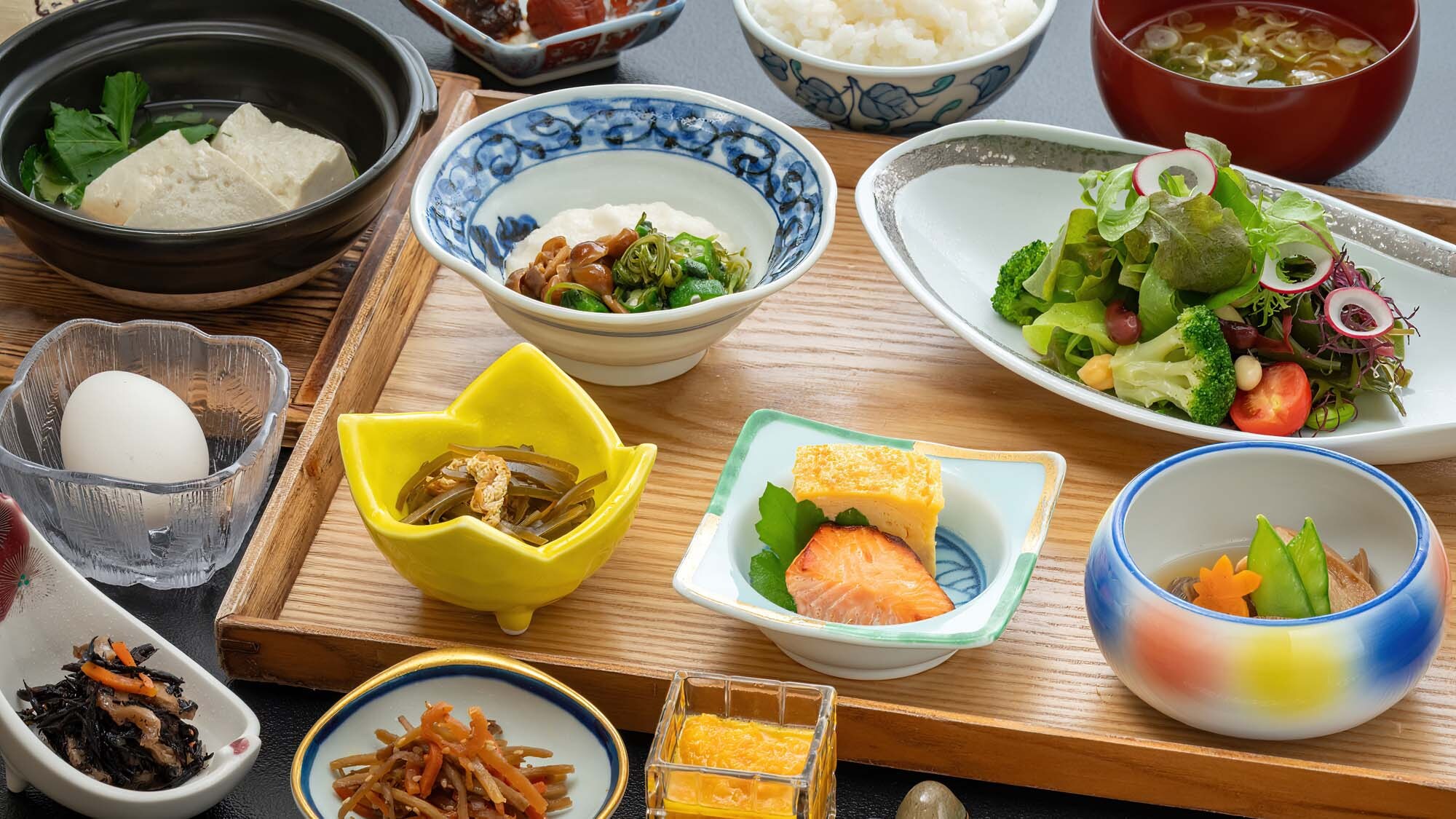 【조식】지산지소를 고집한 상냥한 양념의 “야마사토 이나카 밥”으로 깨어 주십시오.