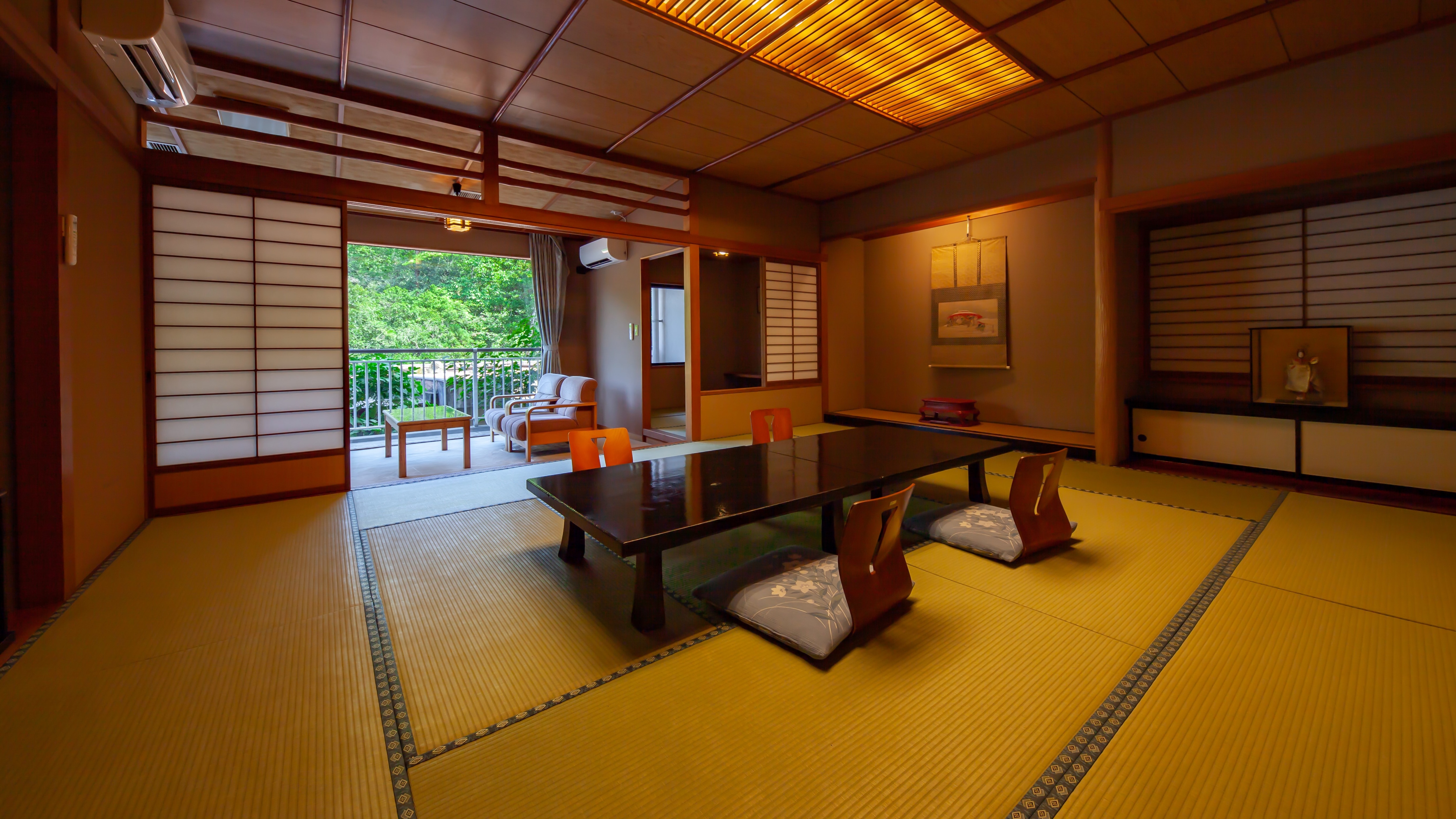[Mountain side view] Spacious Japanese-style room of 15 tatami mats or more <2 to 7 people>