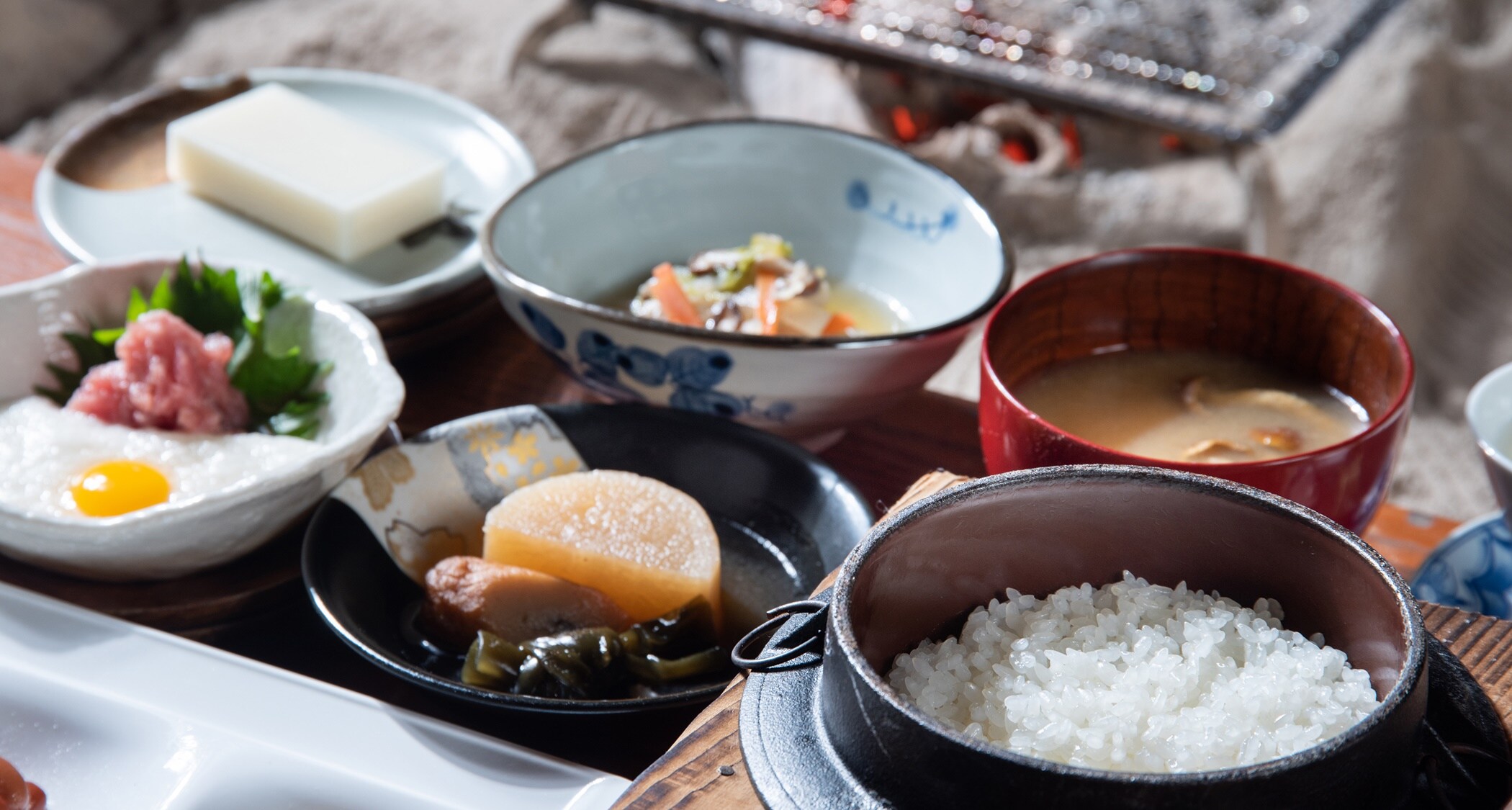 *[Breakfast example] A country-style breakfast filled with the bounty of the mountains and rivers.