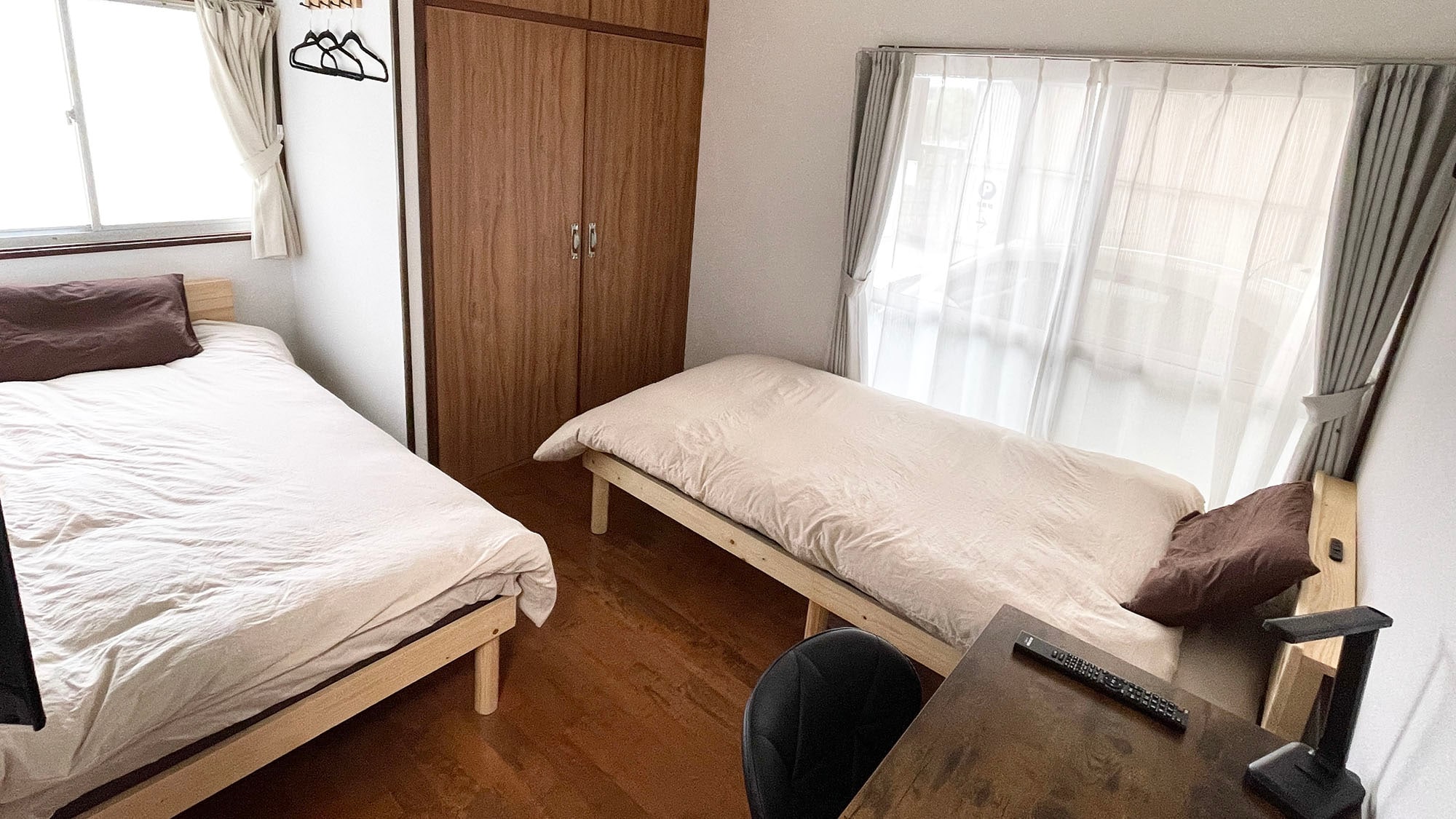 ・[101・Bedroom] A study desk is installed. You can use it when you are working.