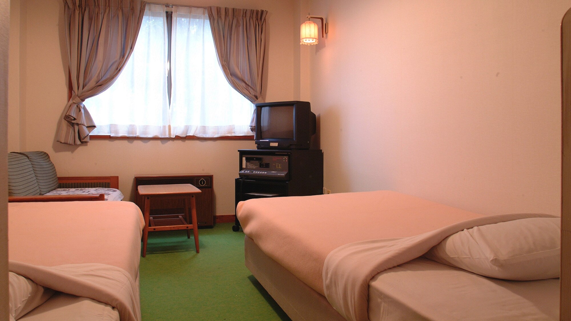 ・[Twin room example] A twin room with a large window for an open feeling