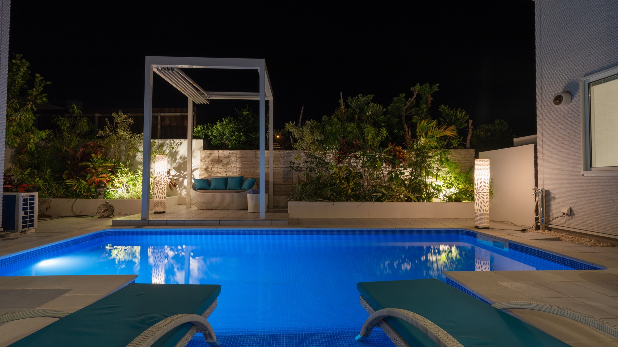 [Common] Each villa has its own outdoor pool for guests' use.