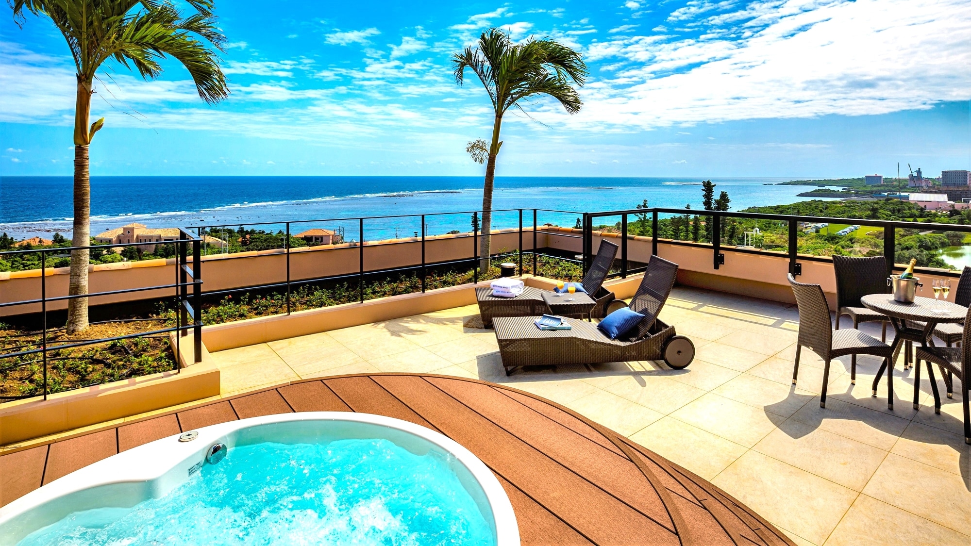 [Bayside/Deluxe Suite 2 Bedroom] The terrace on three sides is a spacious 54 square meters.