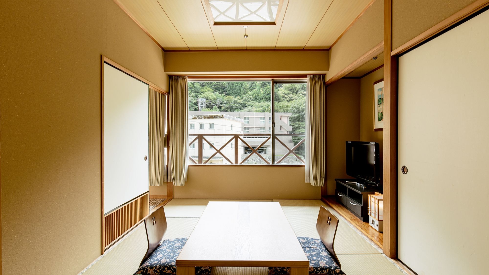 [Japanese-style room, 6 tatami mats, 2 rooms] Japanese-style room with two rooms connected by a corridor