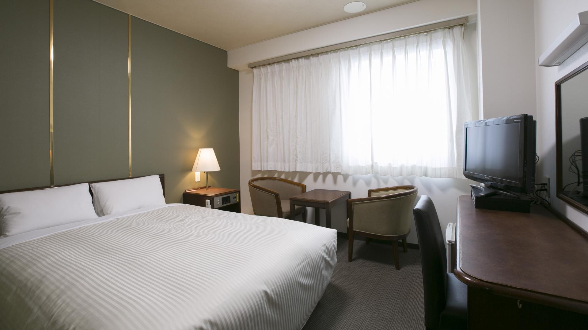 [Double Standard] A 140cm wide double bed is available.