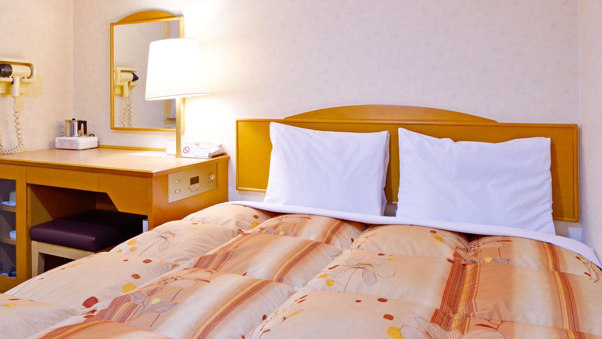 [Double Room] A double bed for couples or married couples to relax in.