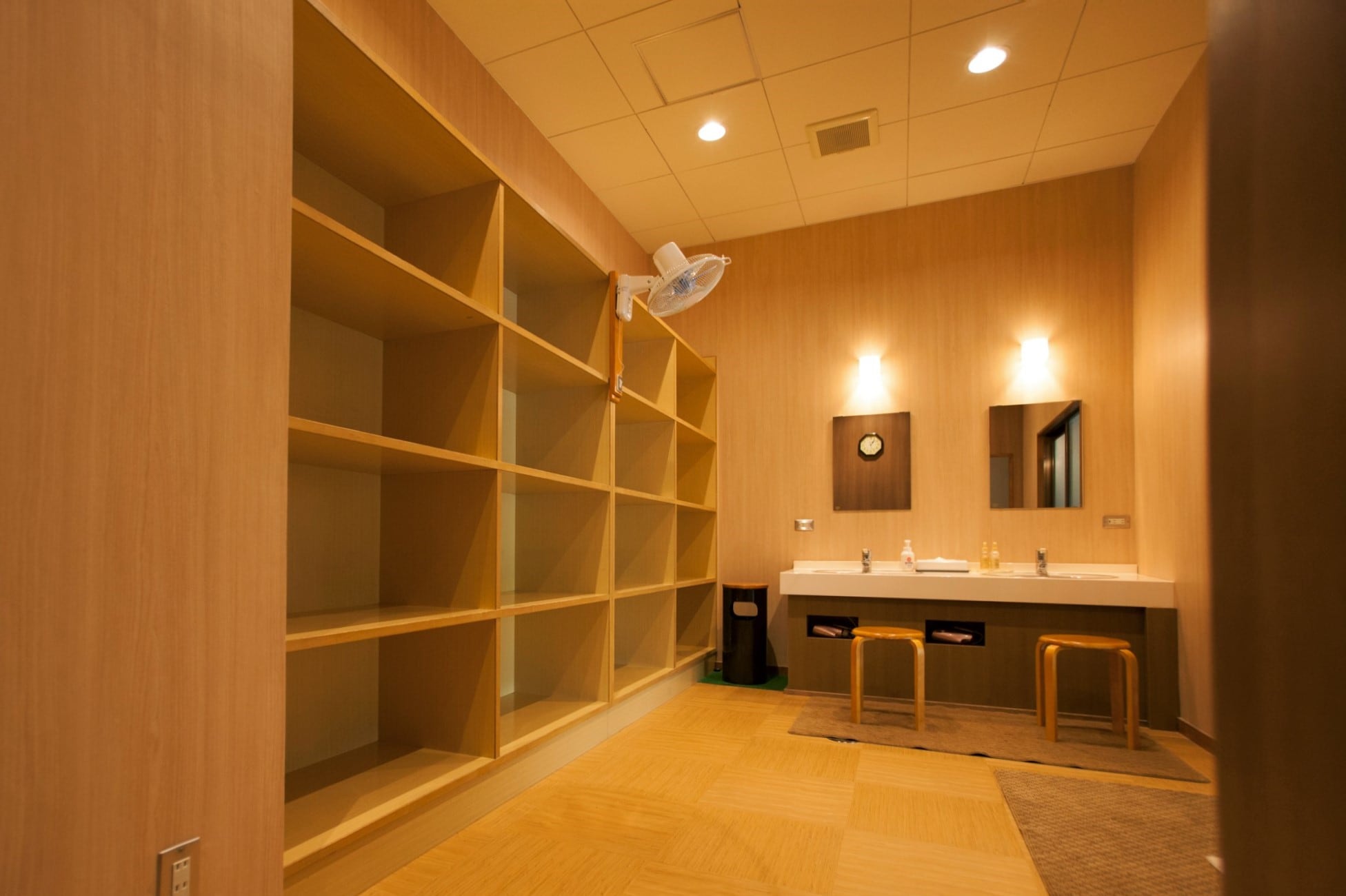 [Phòng thay đồ trong phòng tắm]