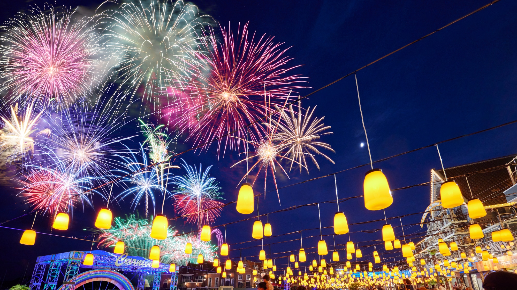 Summer night fireworks to close out a summer day at Huis Ten Bosch (image)