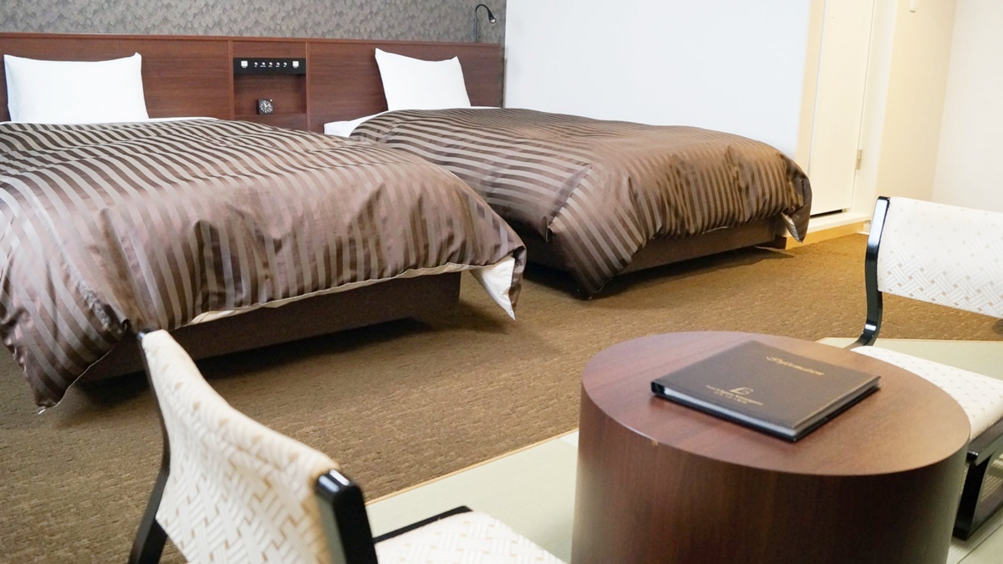 [Japanese modern] A Japanese modern room with a Western-style room and a tatami living room.
