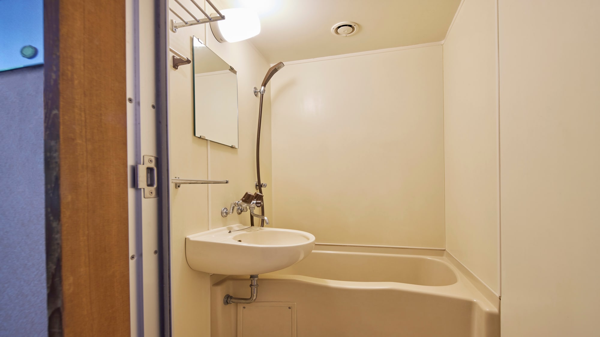 East Wing Family Room: Bathroom