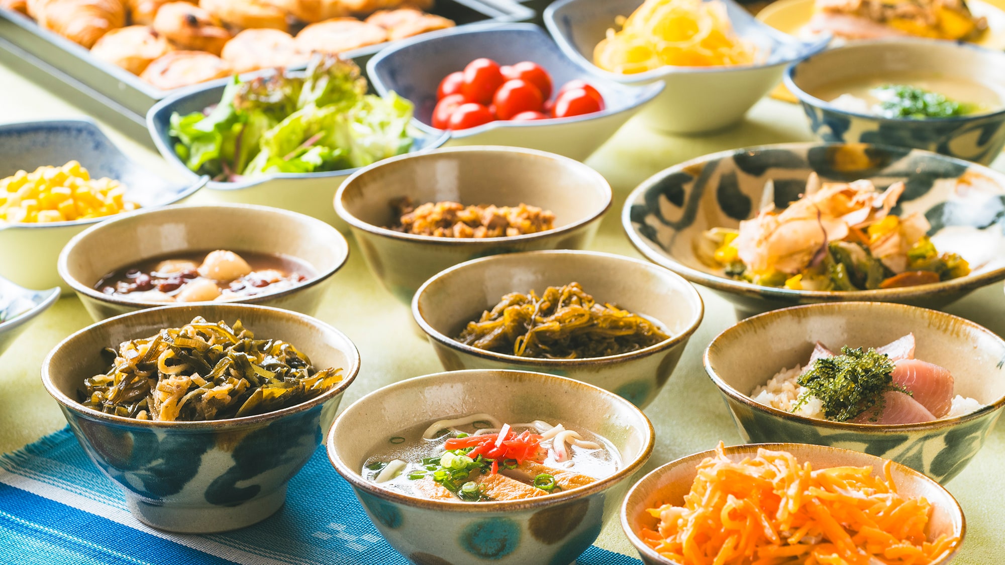 [บุฟเฟ่ต์อาหารเช้า] เพลิดเพลินกับอาหารนานาชาติ เช่น อาหารโอกินาว่า อาหารญี่ปุ่น และอาหารตะวันตก ※ภาพ