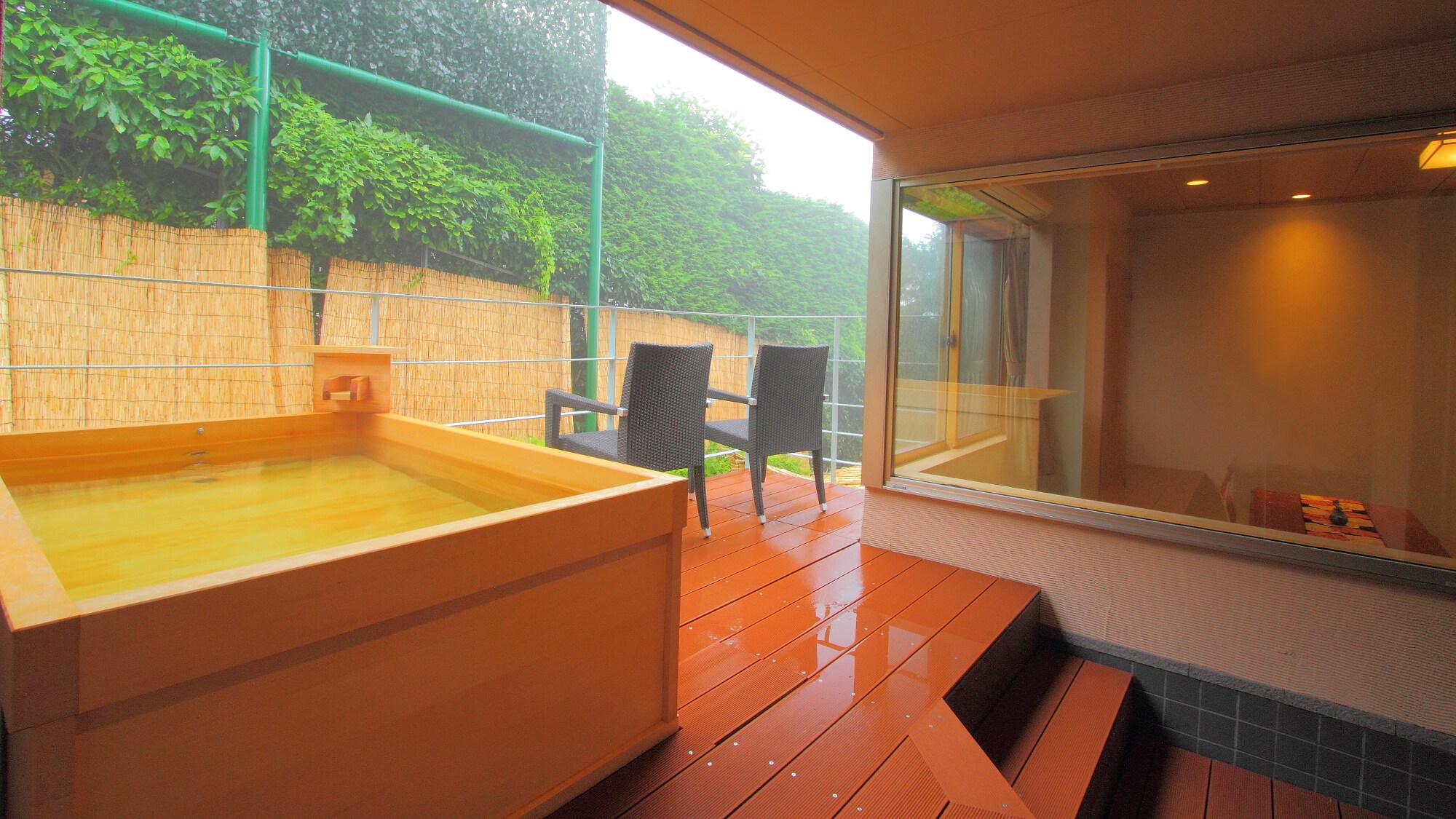 An example of an open-air bath in a guest room (Hinoki: 208 Glitter)