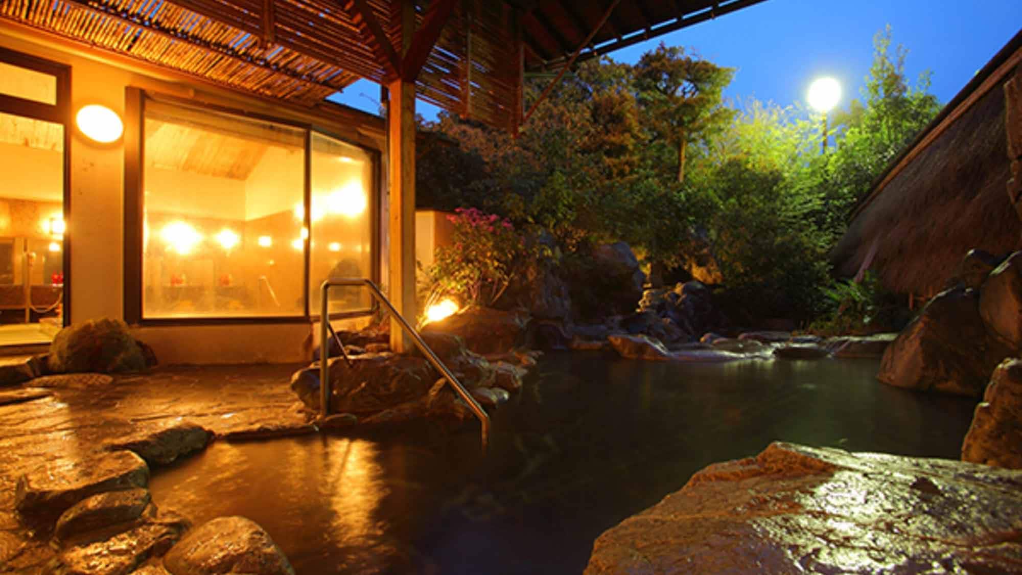 [Open-air bath, Sora no Yu] An open-air bath located in a beautiful garden. It is lit up at night, creating a fantastic atmosphere.