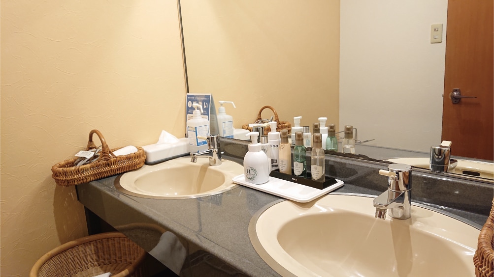 Double sink washbasin in Juen guest room (example)
