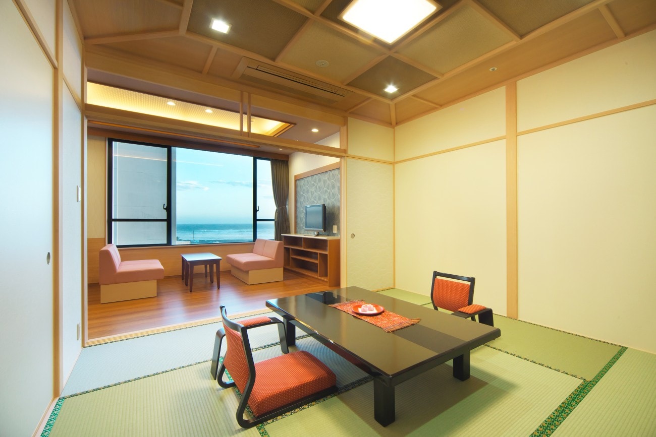 豪華日式和西式房間（8張榻榻米+客廳+雙床） <海景> 位於6樓或5樓。