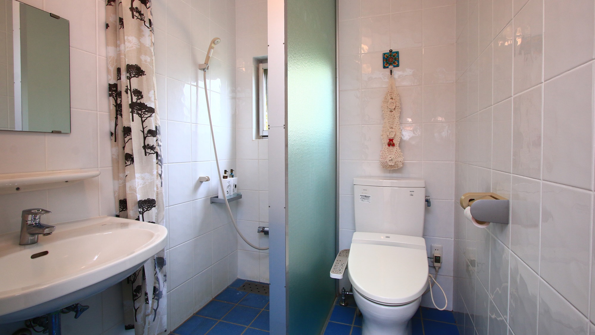 Koruja (Japanese-style room, 8 tatami mats) Shower and toilet