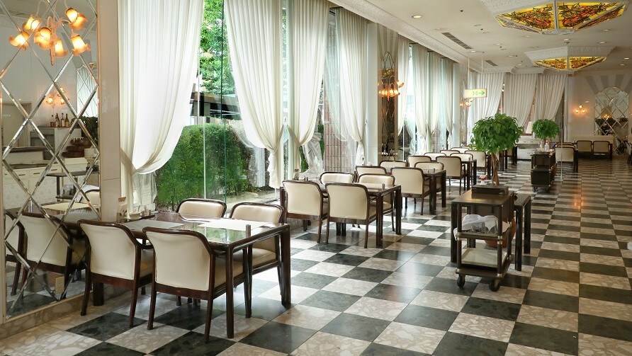 Lantai 1: Restoran "Longchamps"