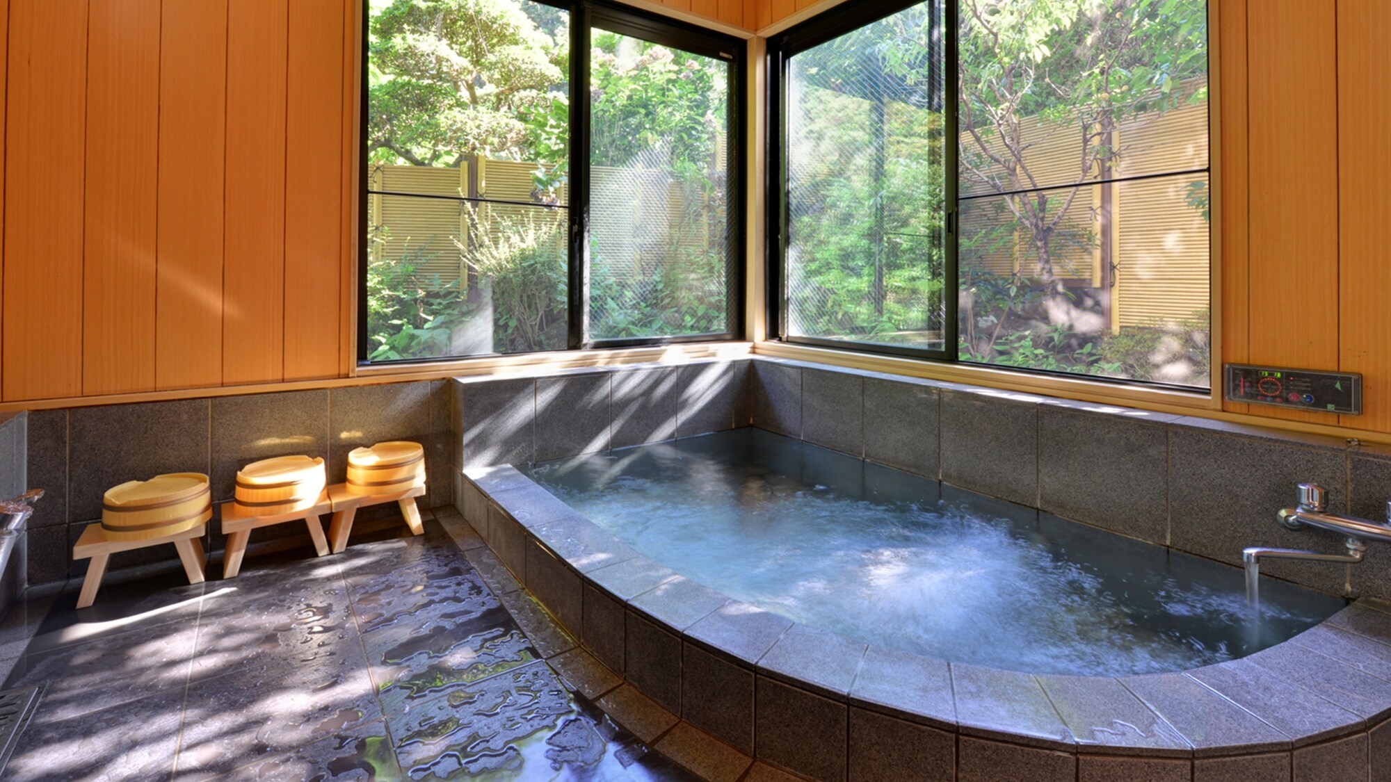 *Family bath/Enjoy a relaxing time in the jacuzzi bathtub.