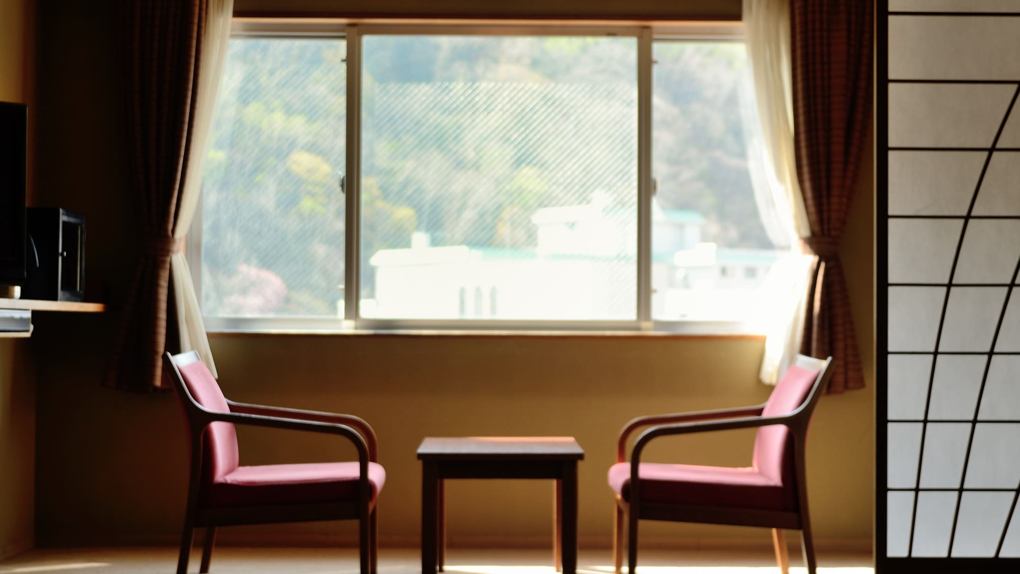 [ห้องสไตล์ญี่ปุ่น] สีเขียวที่มองเห็นได้จากหน้าต่างทำให้รู้สึกถึงฤดูกาล