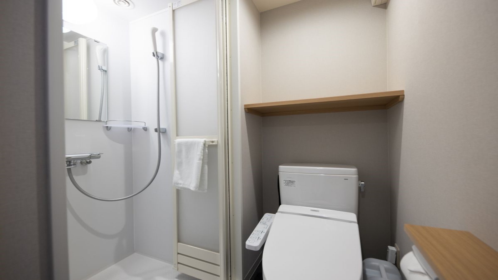 Kamar tamu] Semua kamar tamu dilengkapi dengan bilik shower