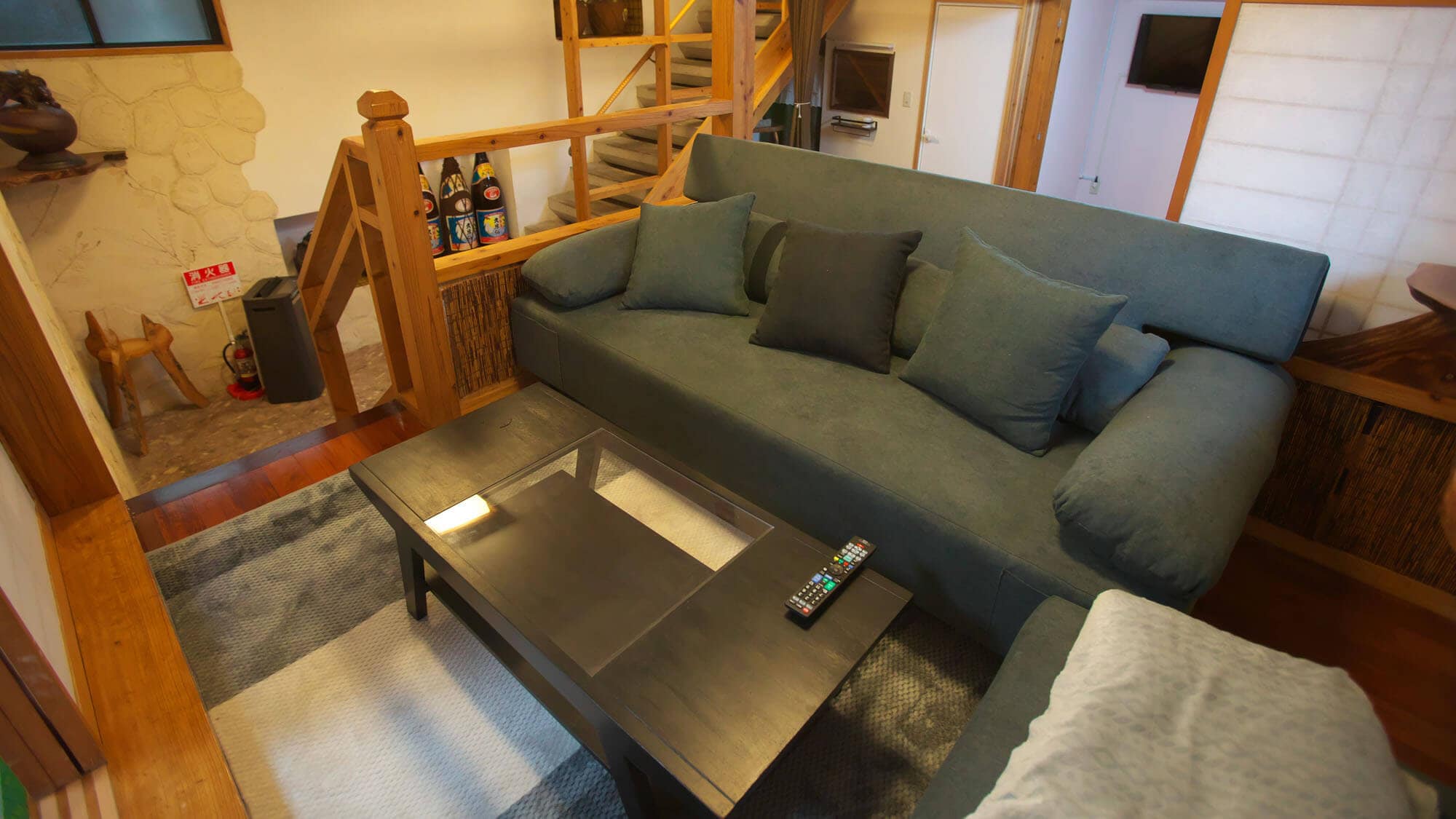 Please relax on the spacious sofa.
