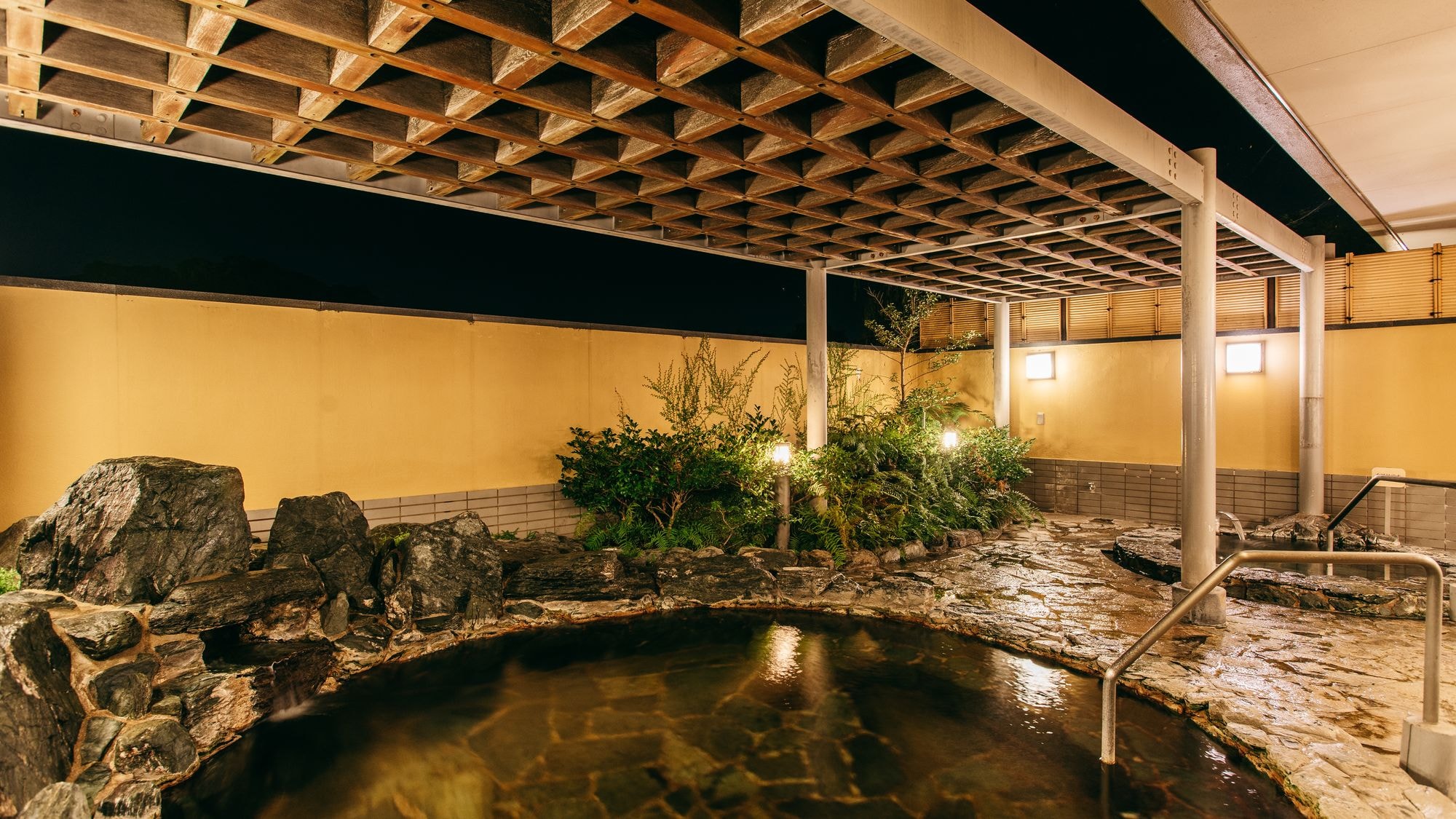 Pemandian terbuka lantai 1