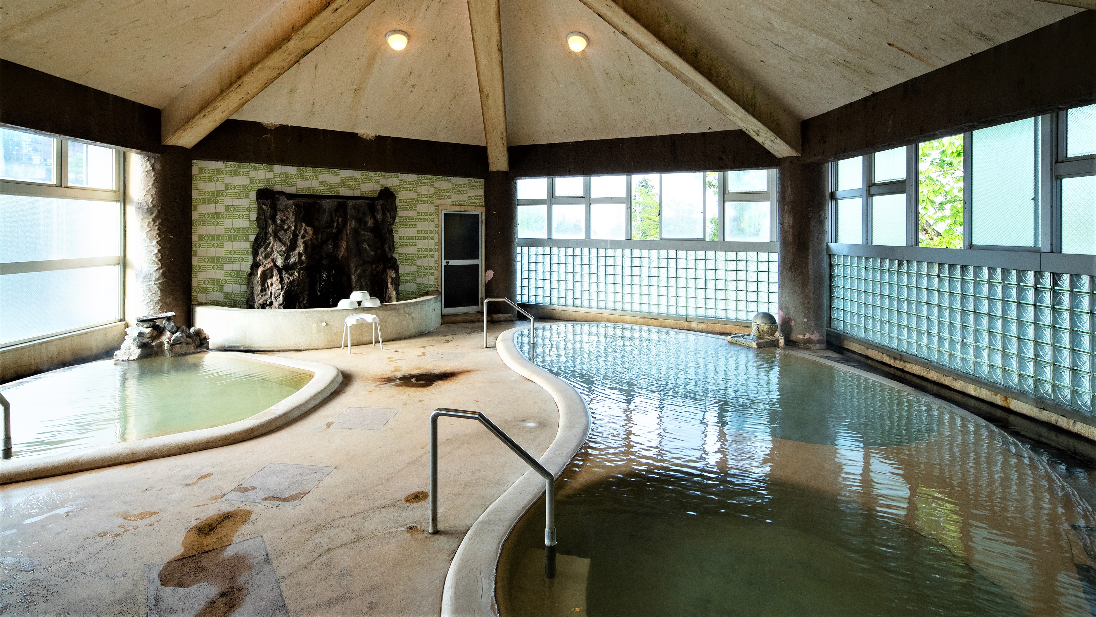 Rakuraku no Yu is a large bath divided into high, medium and low temperature baths.