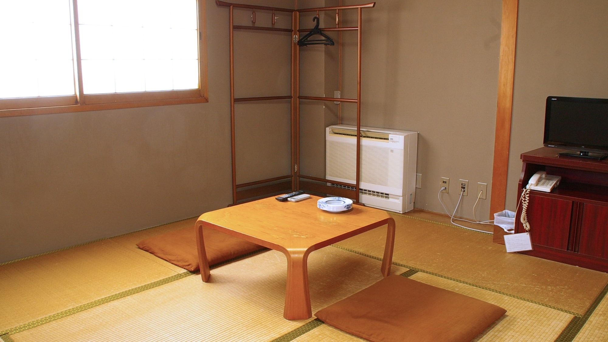 *A quiet and relaxing Japanese-style room. It has a traditional design and still retains some of its old-fashioned feel. Available for one person or more.