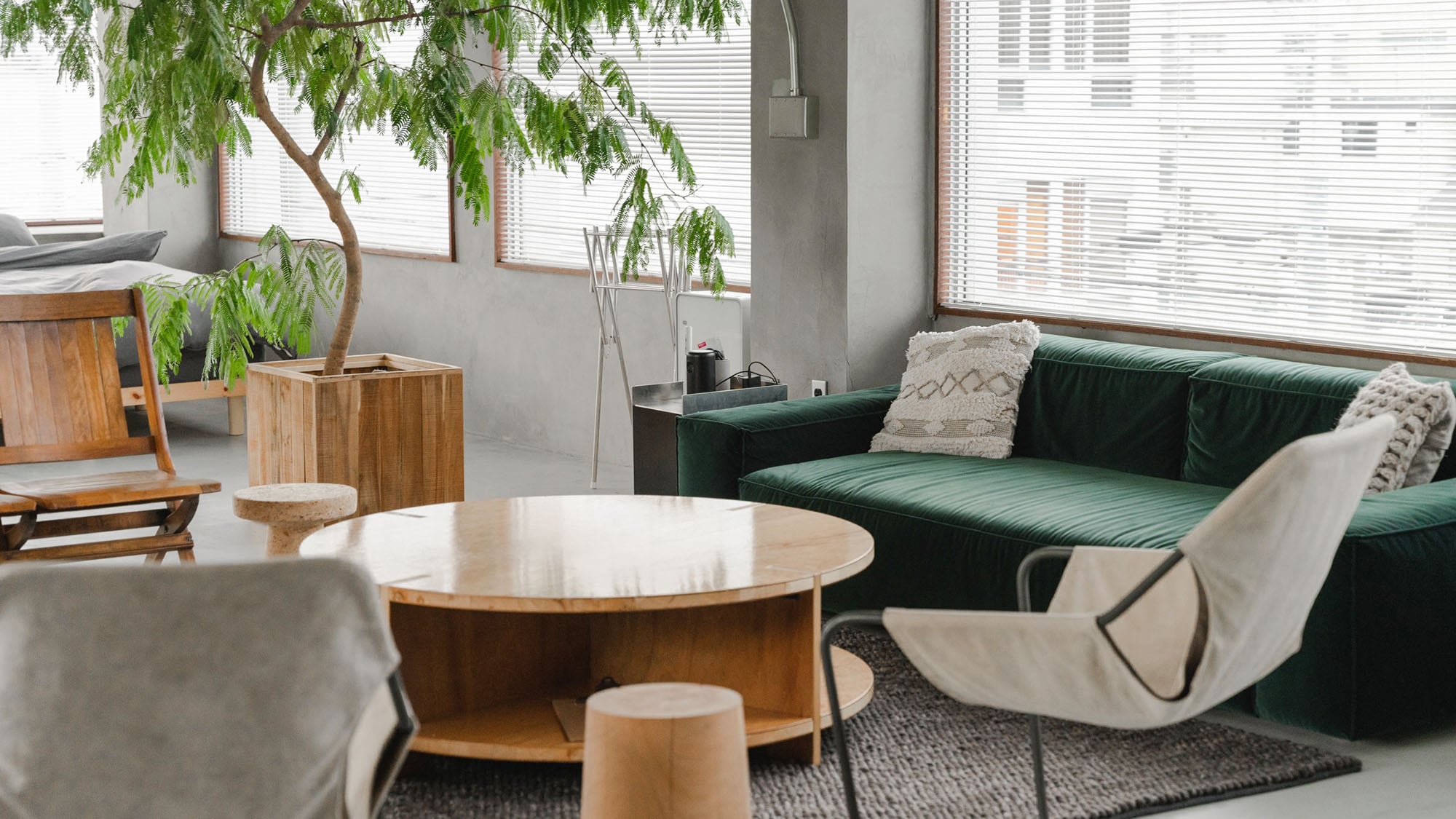 ・[Guest room] Sofas and chairs are arranged around a round table. A space for lively conversation.