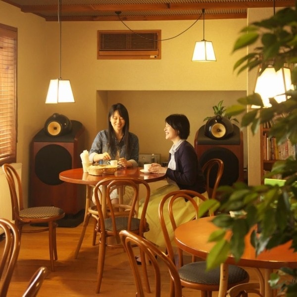 【관내에서 편안함】 도착 후, 우선은 담화실에서 차와 함께 한숨. 자랑스러운 오디오에서 흐르는 음악도 매력