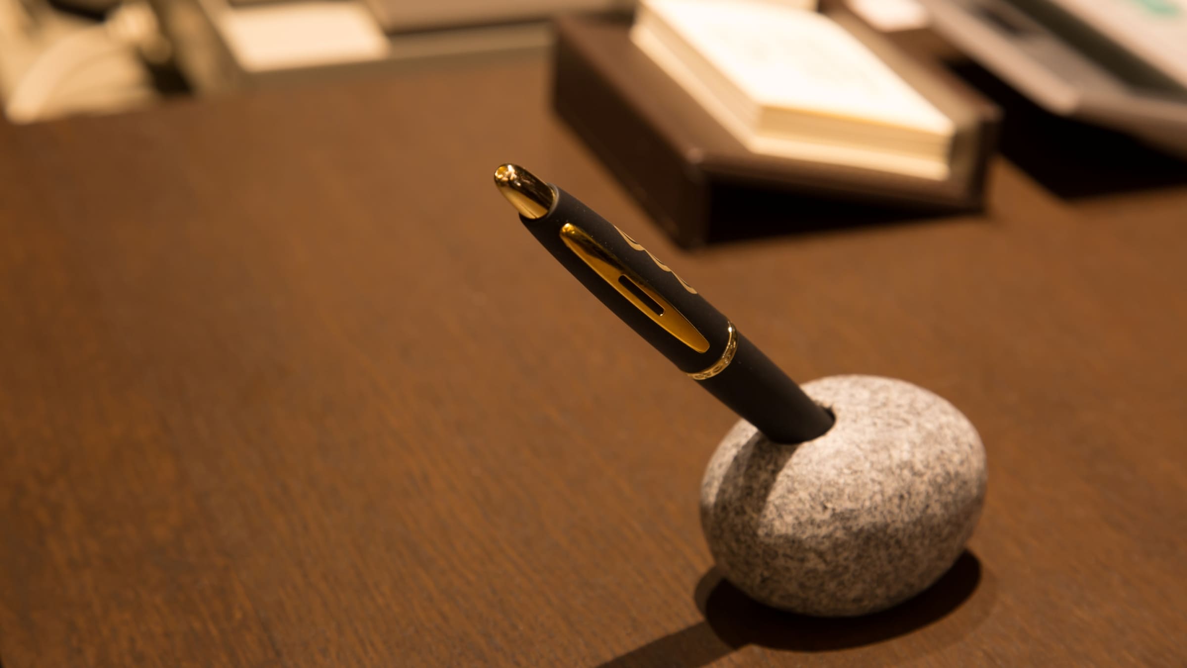 "Iori stone" pen stand