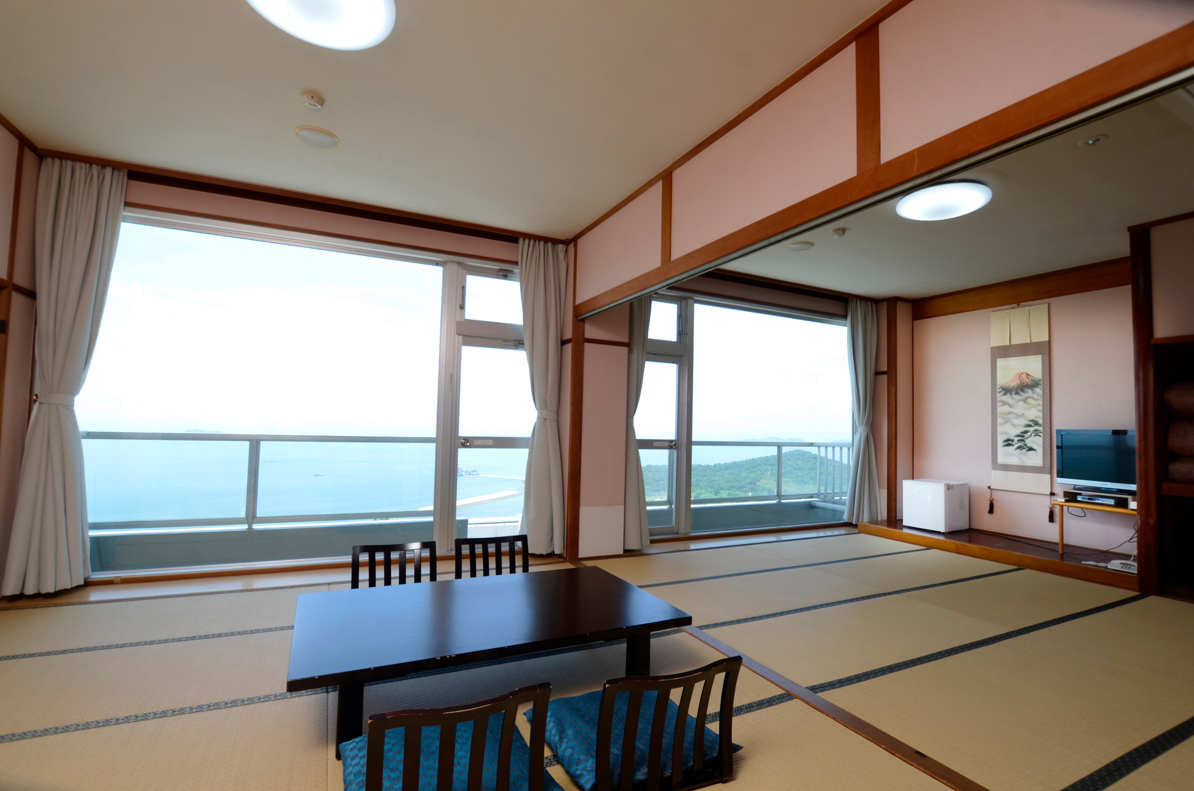 Ocean-facing Japanese-style room (7-person room)