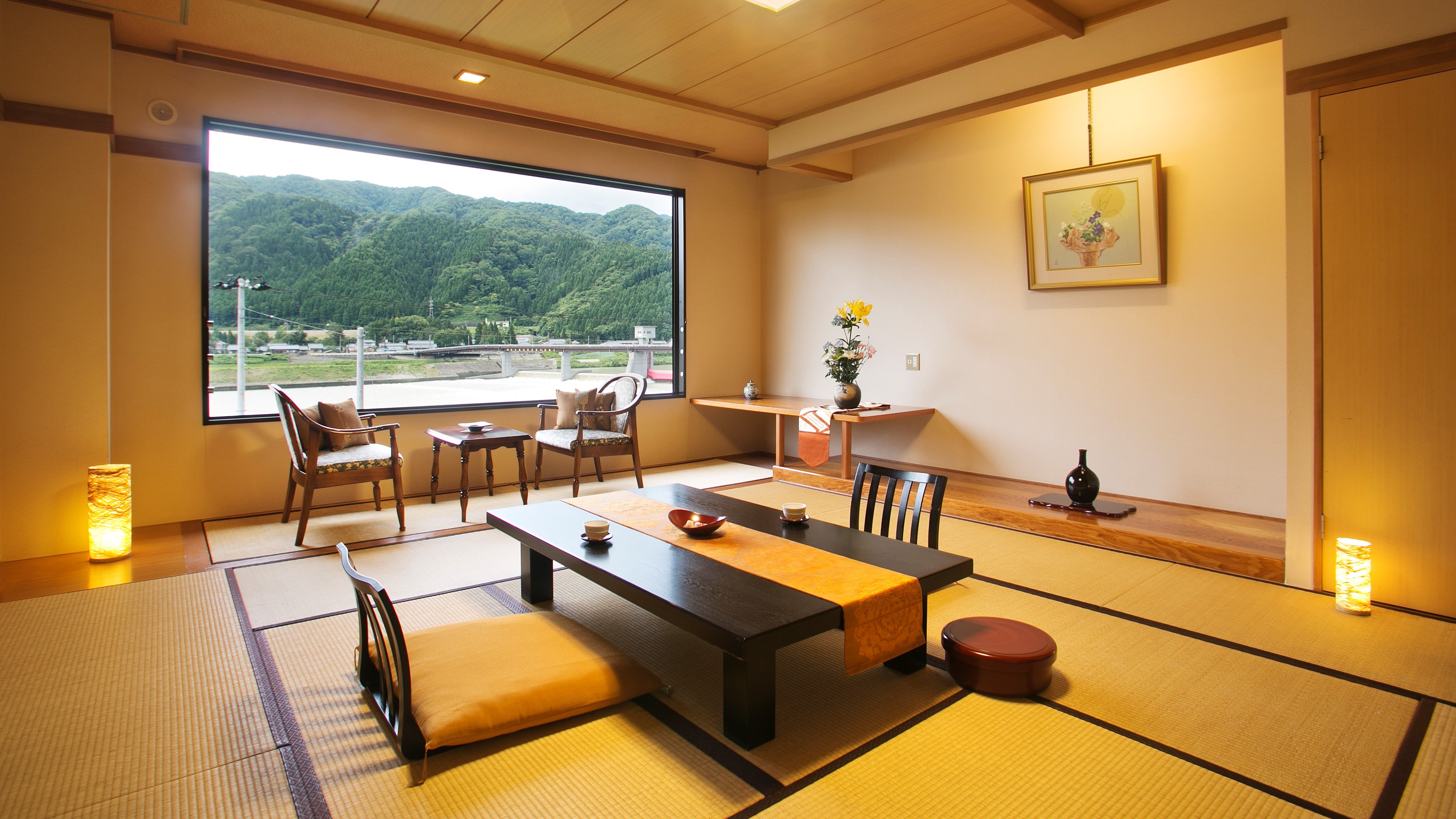 Guest room along the Agano River, primroses