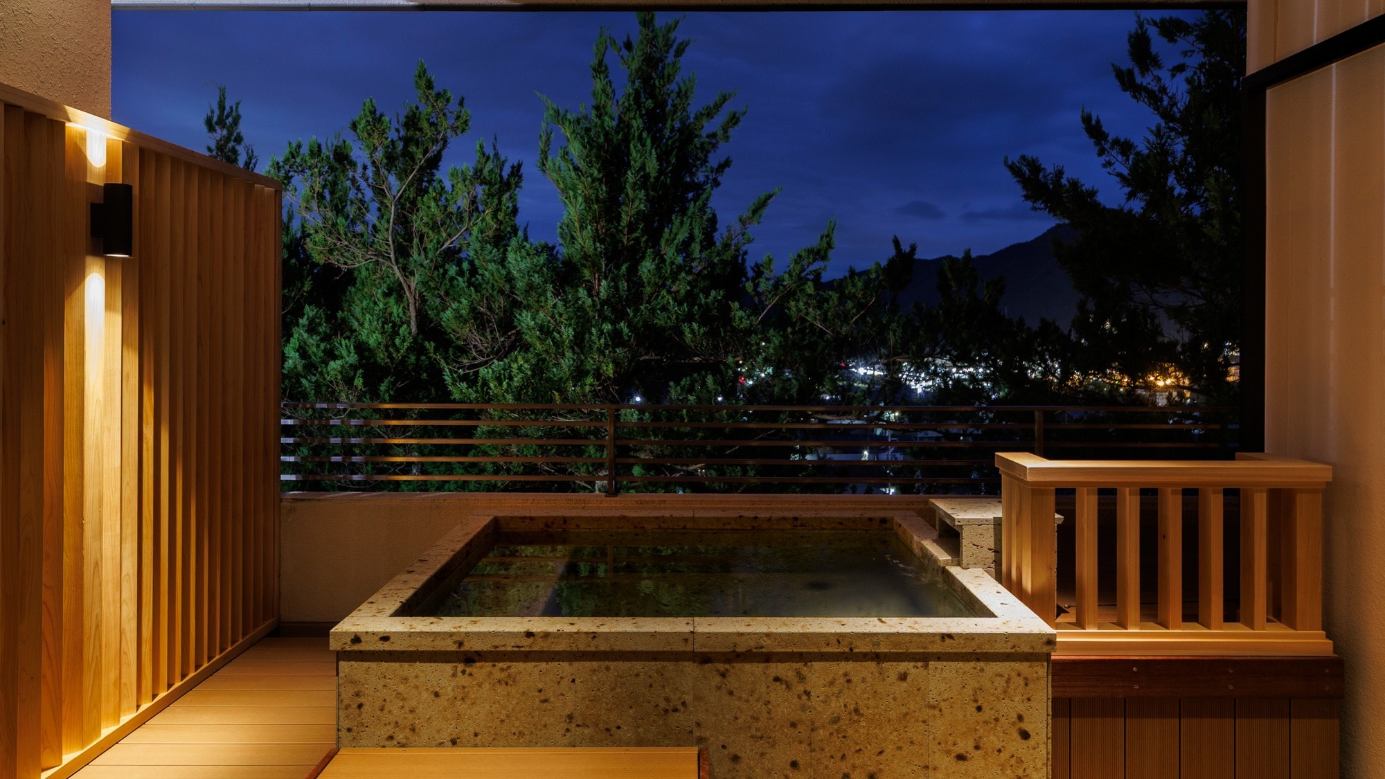 [ชั้นเซริว | ห้องสวีทซุยเรอิพร้อมอ่างอาบน้ำกลางแจ้ง] เพลิดเพลินไปกับสีสันของท้องฟ้าที่เปลี่ยนแปลงตลอดเวลาและสายลมแห่งฤดูกาล